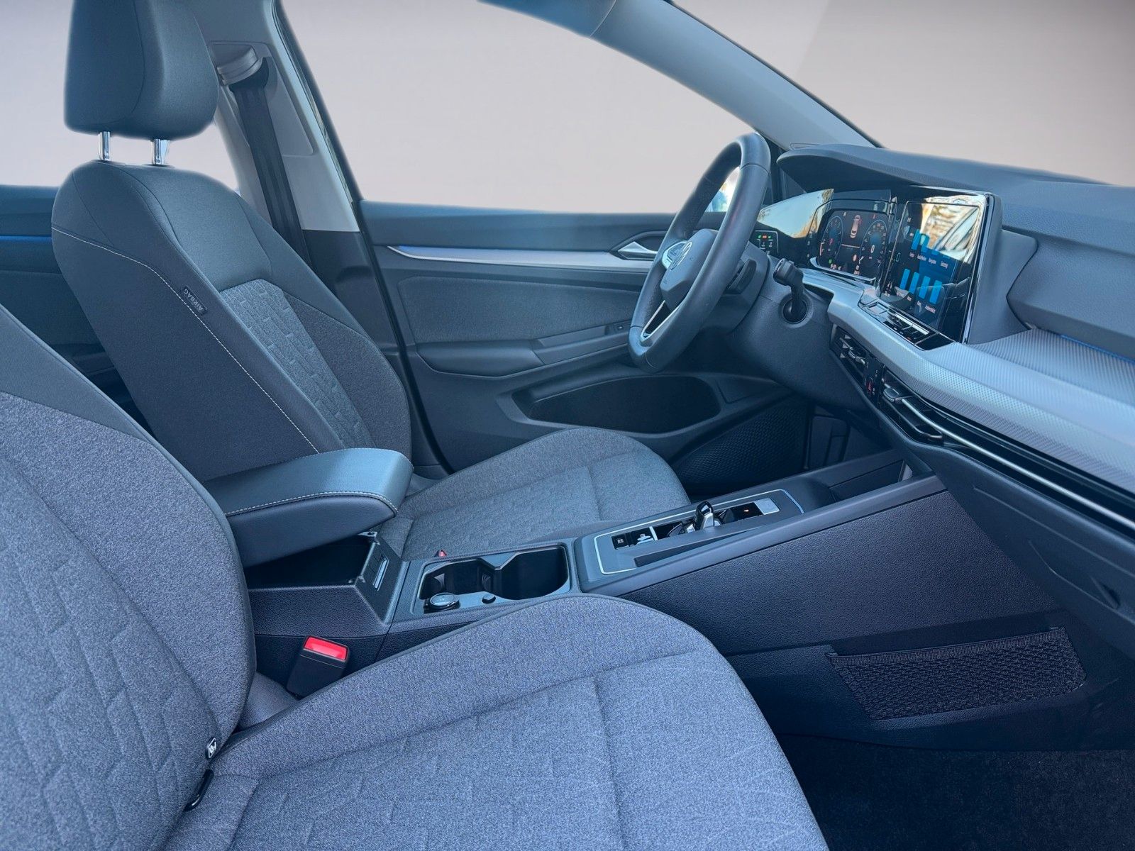 Fahrzeugabbildung Volkswagen Golf VIII Lim. Move 1.5 eTSI