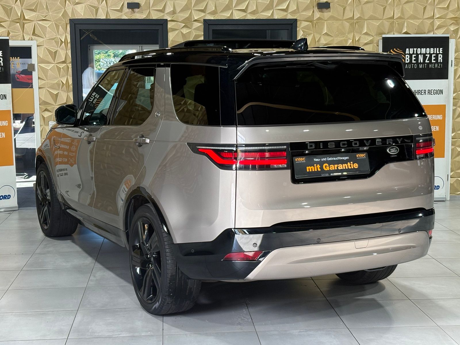 Fahrzeugabbildung Land Rover Discovery 5 R-Dynamic HSE D300 AWD/7-SITZ/360°/