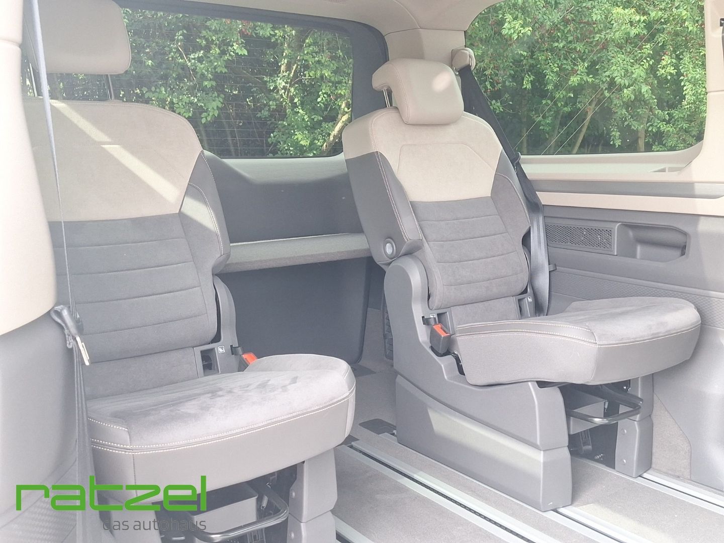 Fahrzeugabbildung Volkswagen T7 Multivan STYLE 2.0 TSI DSG LR 7-Sitze PANO+AH