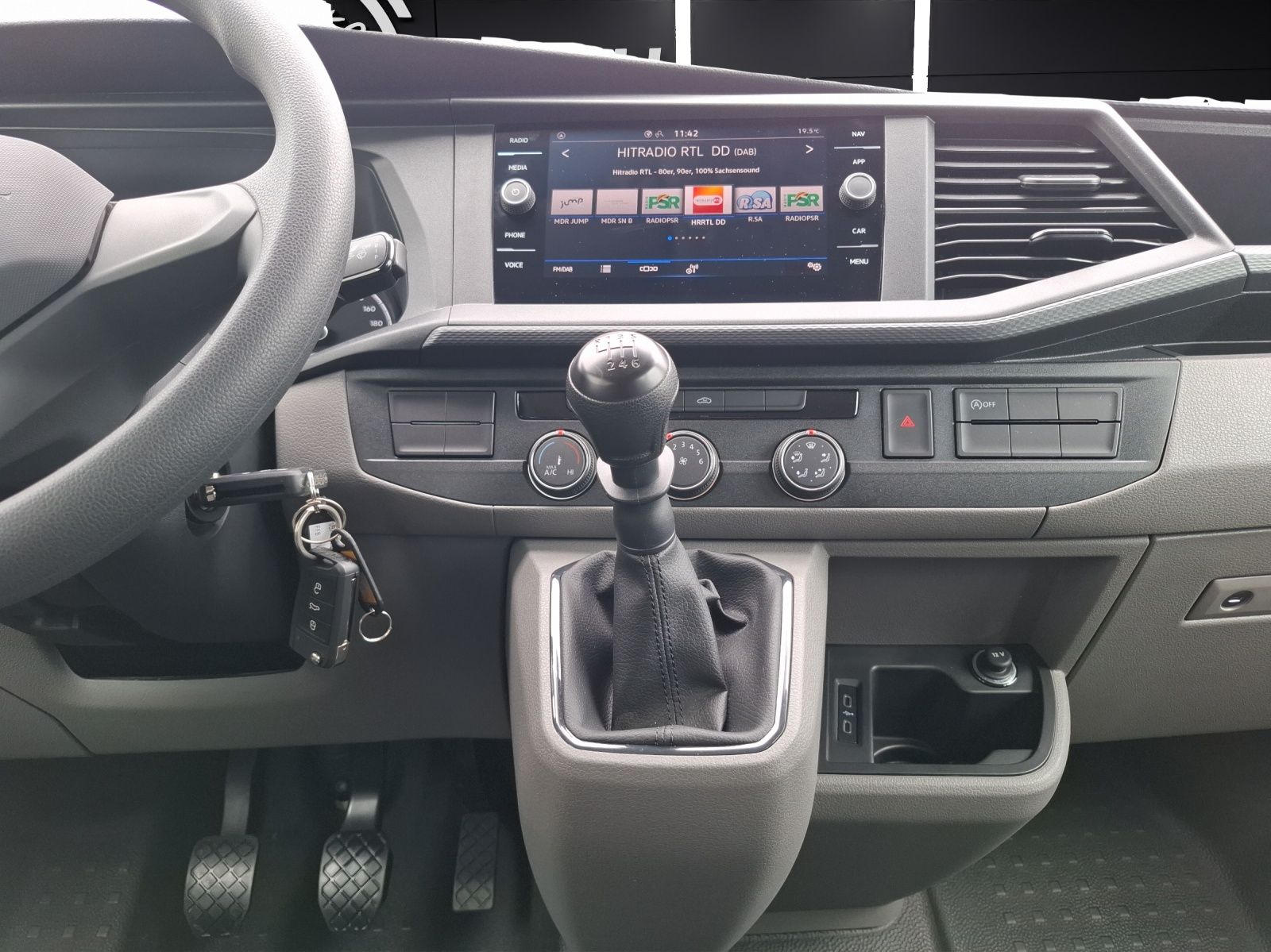 Fahrzeugabbildung Volkswagen T6 Kombi T6.1 TDI 8 Sitze LR LED Navi Klima