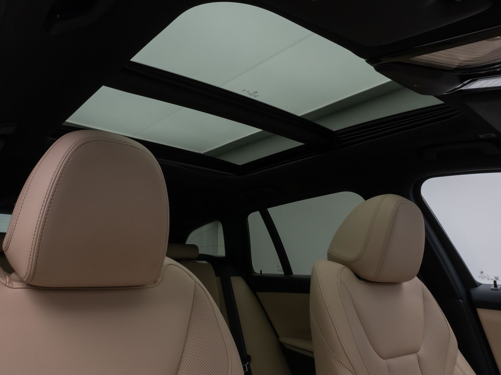 Fahrzeugabbildung BMW 330e M Sport Pro Panorama Kamera HUD H/K Komfort