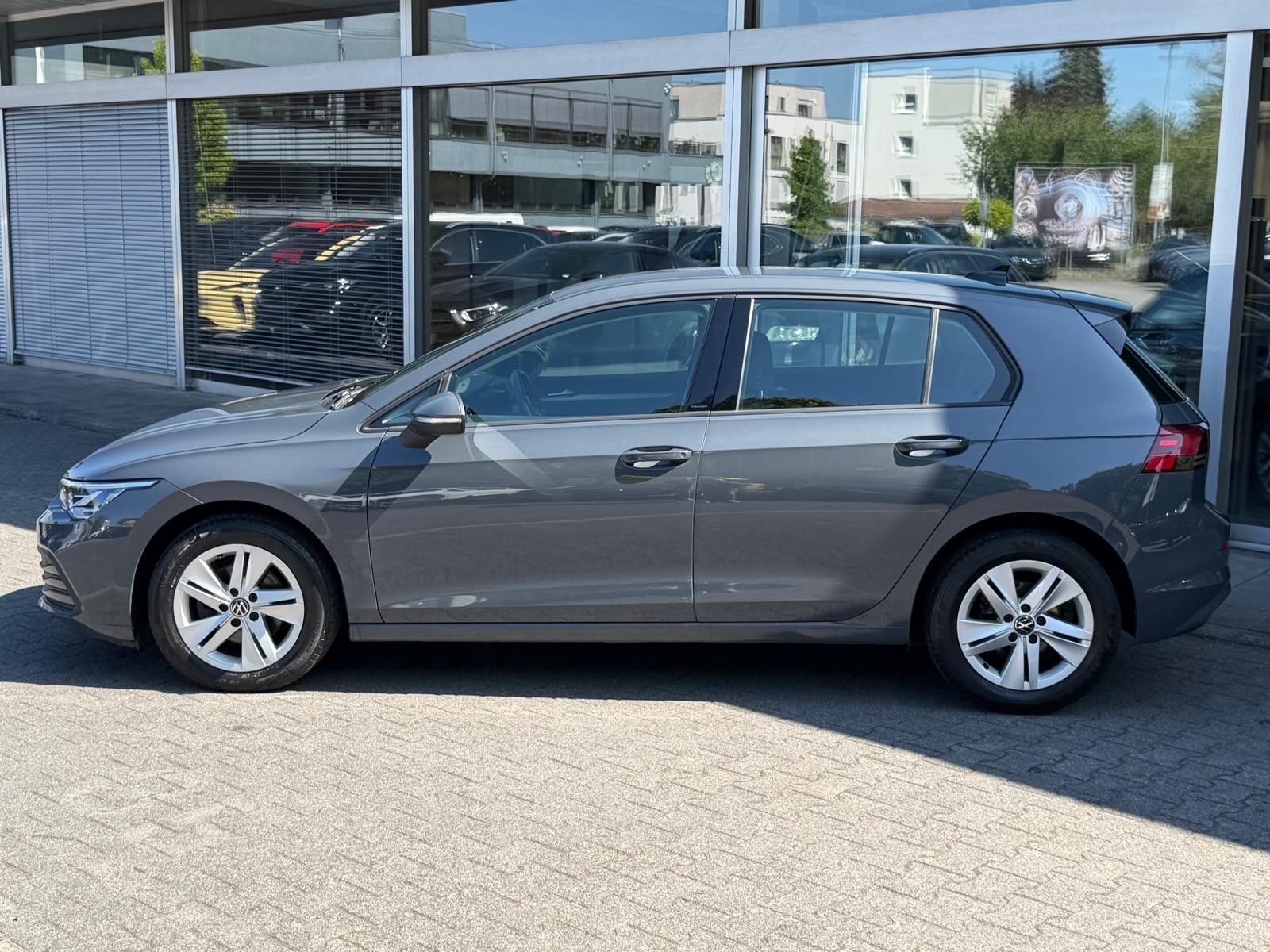 Fahrzeugabbildung Volkswagen Golf VIII 2.0d Life VIRTU+LED+NAVI+SHZ+ACC+PDC+