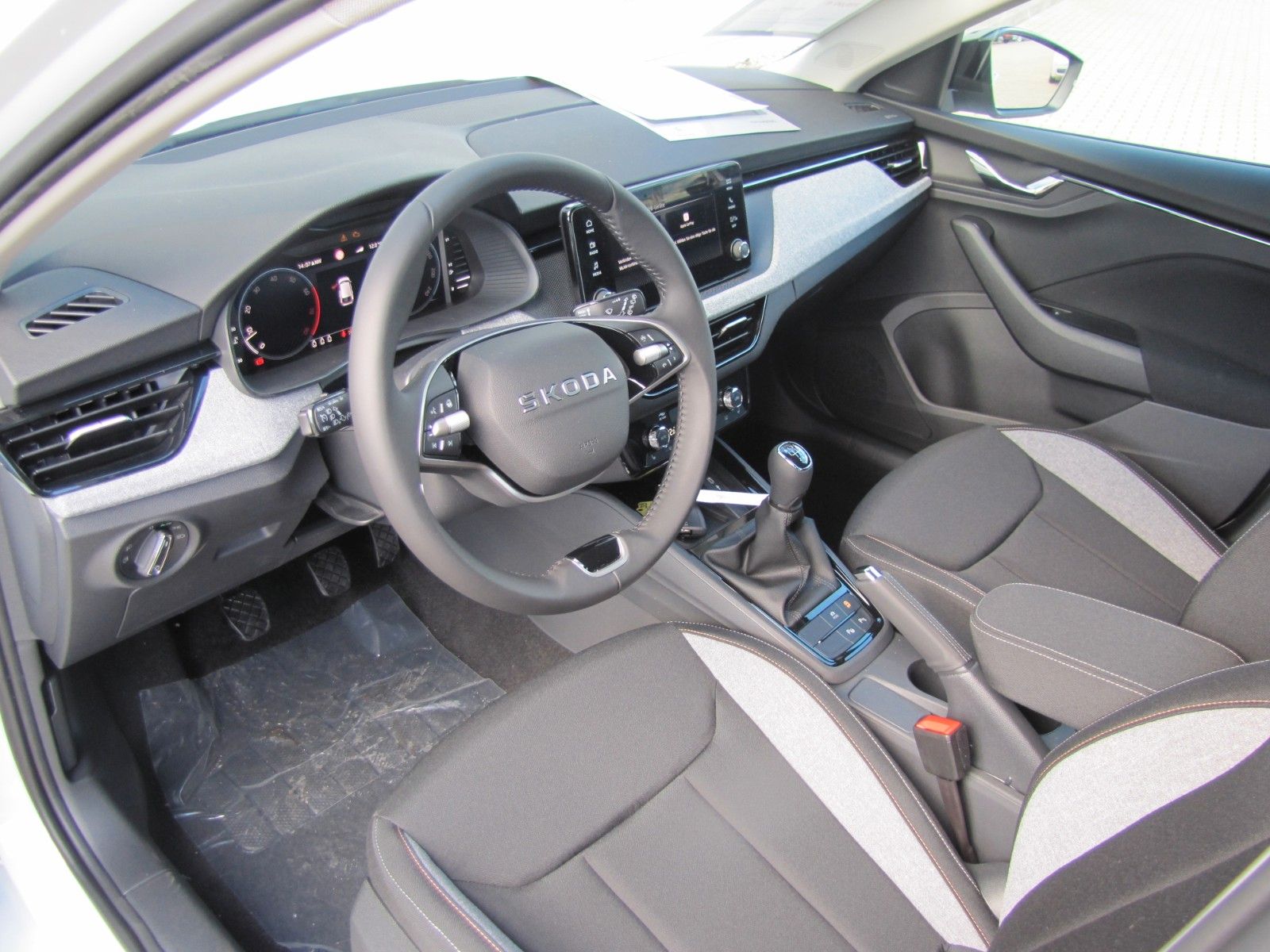 Fahrzeugabbildung SKODA Scala Tour 1.5l TSI 150PS