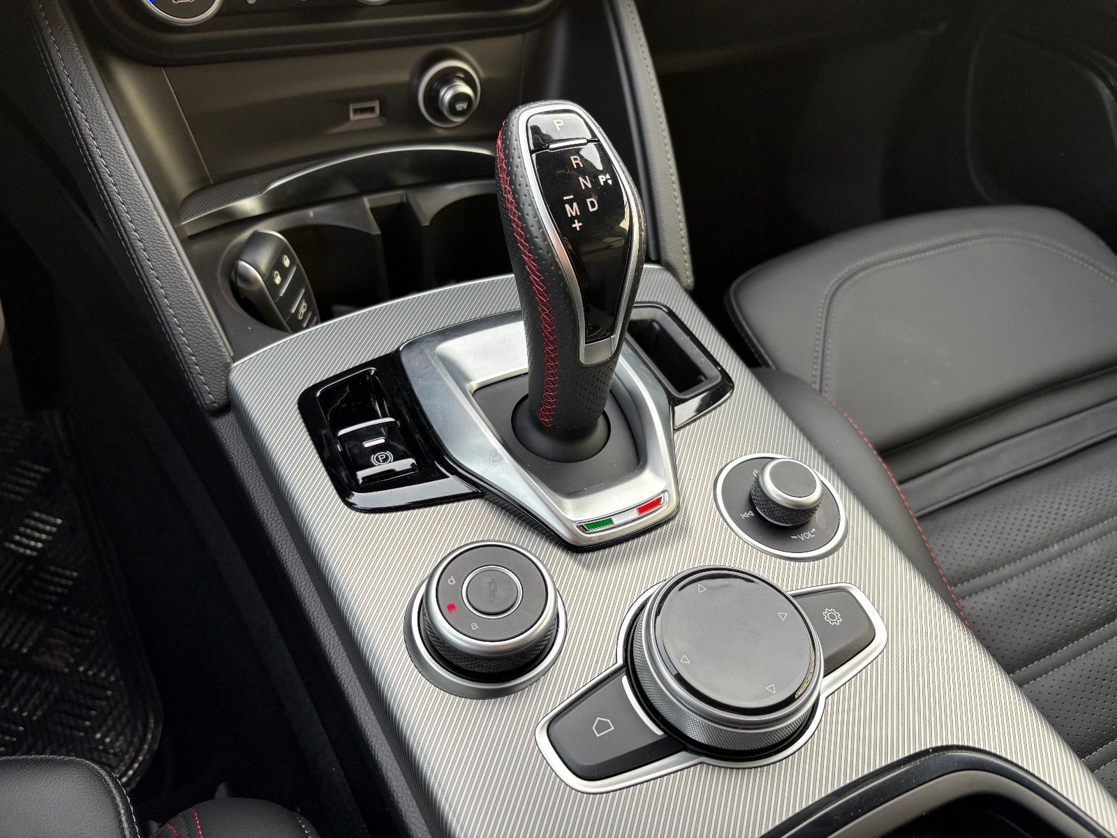 Fahrzeugabbildung Alfa Romeo Stelvio Competizione Q4/HARMAN/KARDON/KAMEERA
