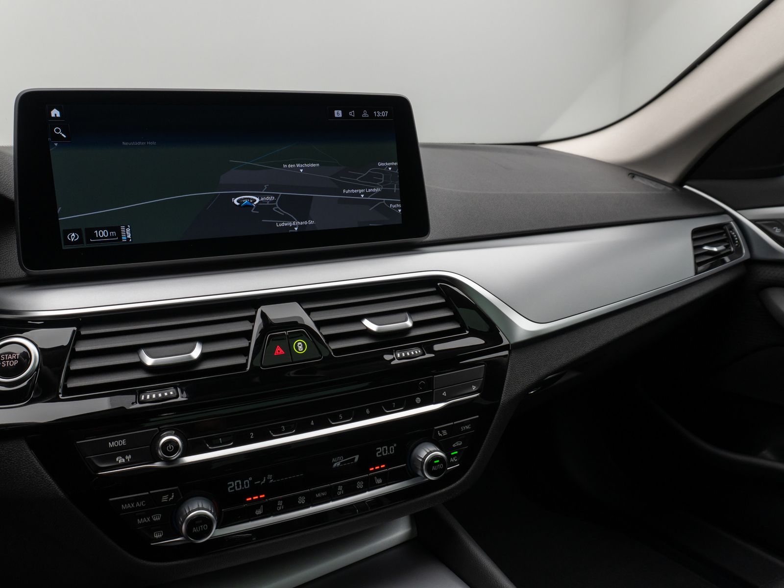 Fahrzeugabbildung BMW 530e xD Panorama DAB CockPitPro Alarm PDC 19Zoll