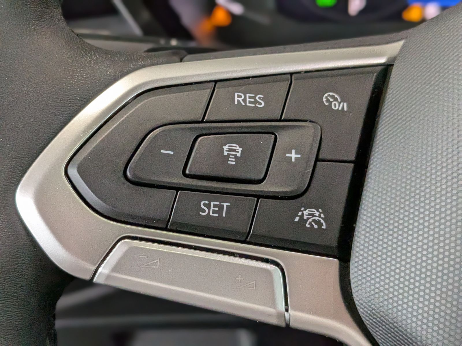 Fahrzeugabbildung Volkswagen Touran 2.0 DSG R-Line High Pano 7-Si IQ AHK VOLL