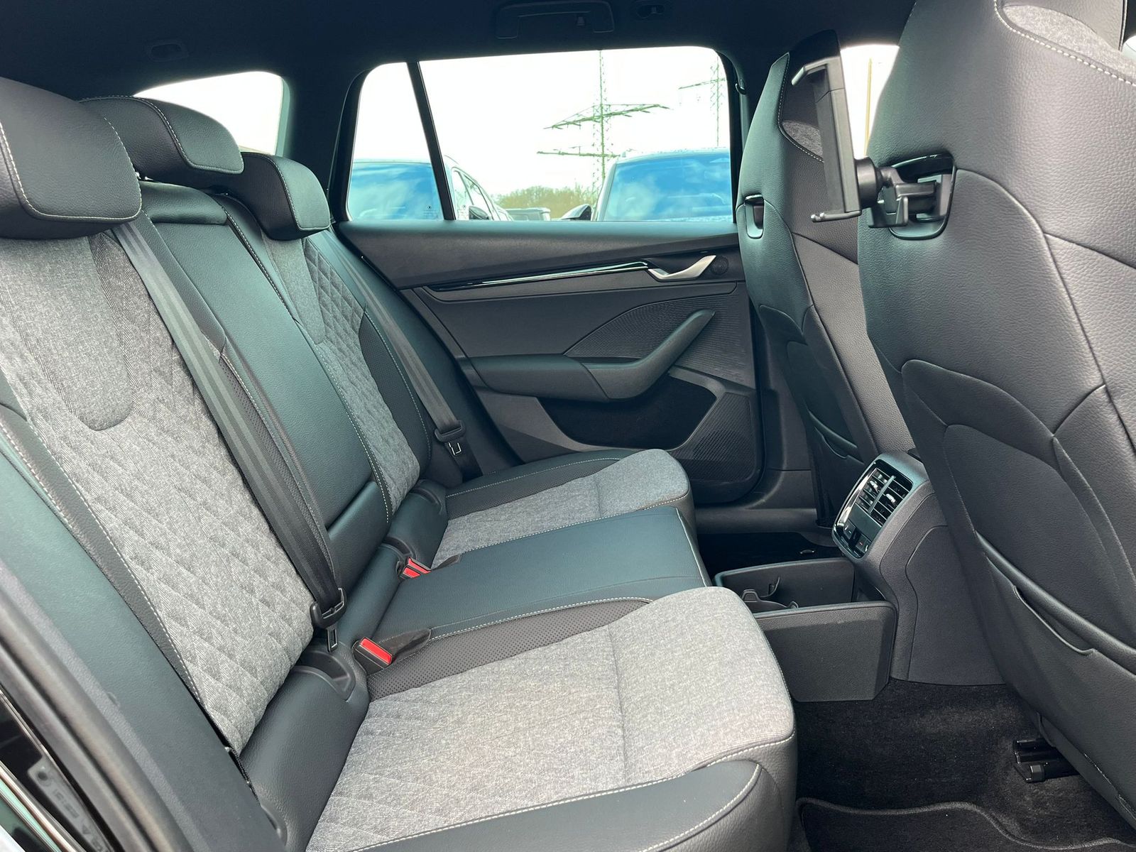 Fahrzeugabbildung SKODA Octavia 2.0 DSG Sportline MATRIX*AHK*CANTON*5J.G