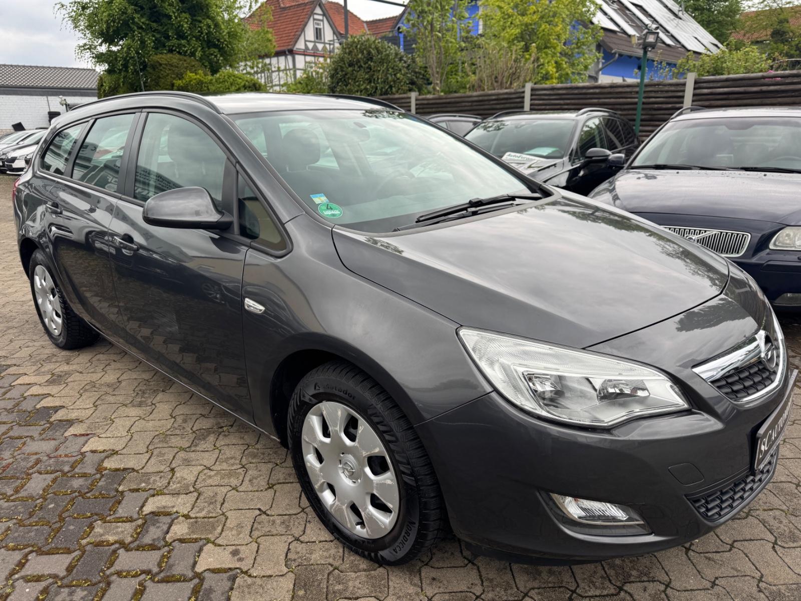 Opel Astra 2011 — interior
