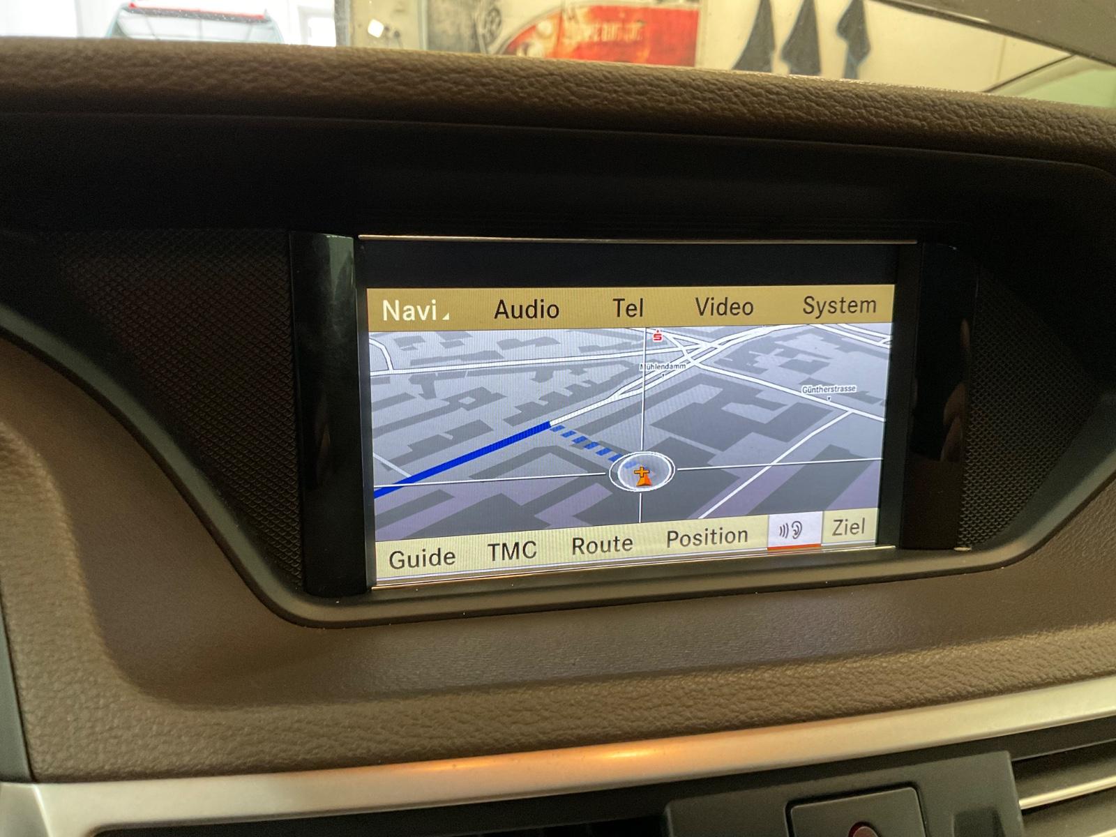 Mercedes-Benz E220 2011 — photo 37