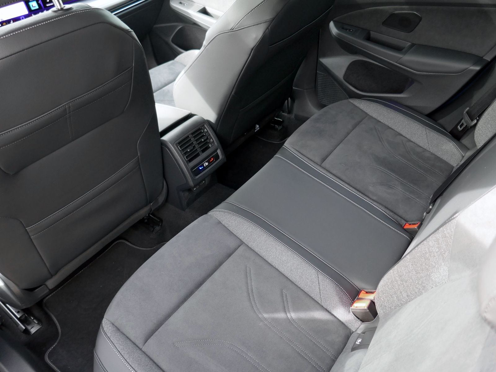 Fahrzeugabbildung Volkswagen Golf VIII Style 1.5 eTSI DSG | LED RFK ACC Navi