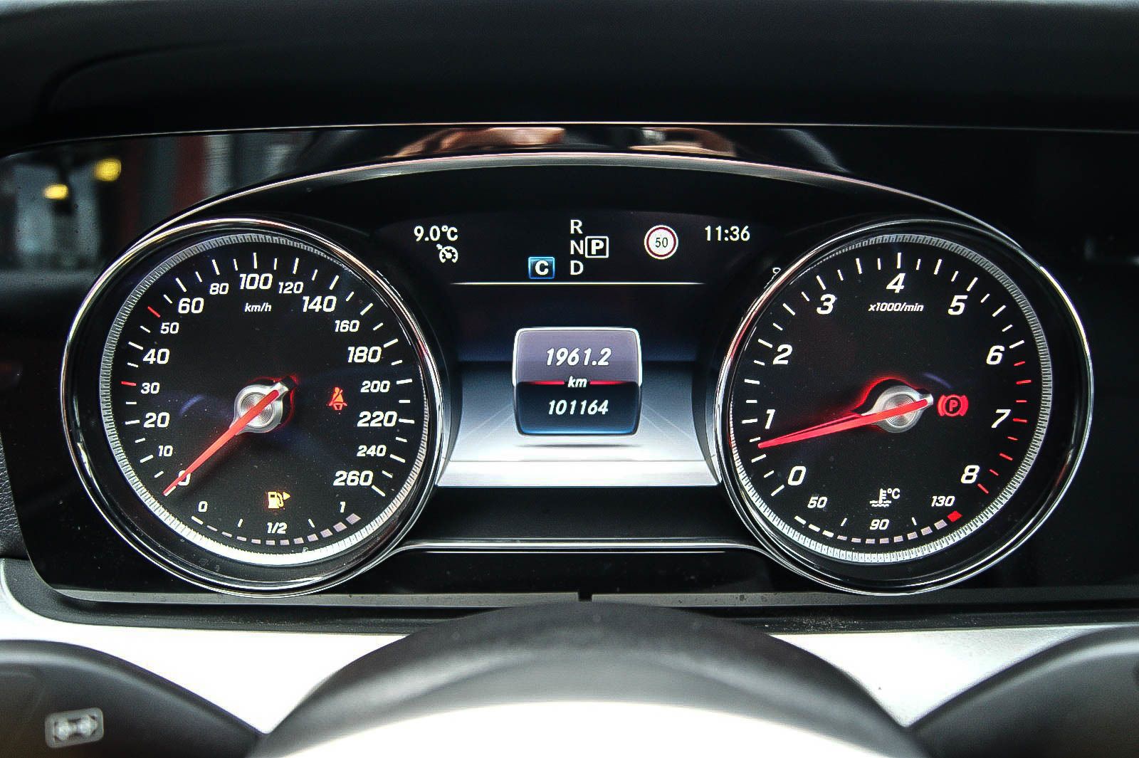 Fahrzeugabbildung Mercedes-Benz E 200 T-Modell 7-SITZER STANDHEIZUNG MULTI-BEAM