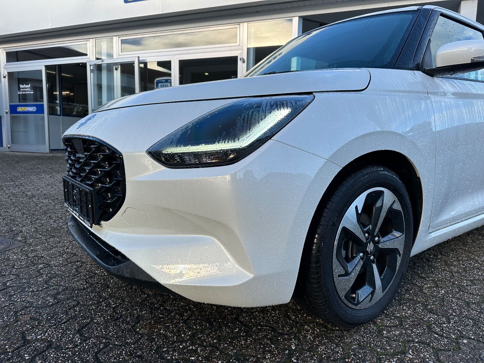 Fahrzeugabbildung Suzuki Swift 1.2 Dualjet Hybrid Comfort+ ACC/Navi/LED