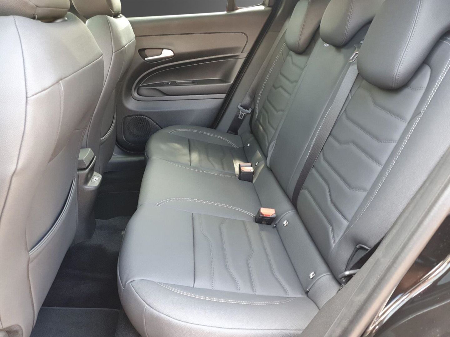 Fahrzeugabbildung Jeep Avenger Summit Pano Leder Infotainment Paket