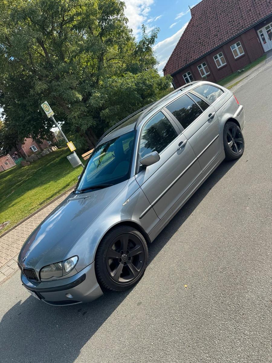 BMW 330 2004 — rear view