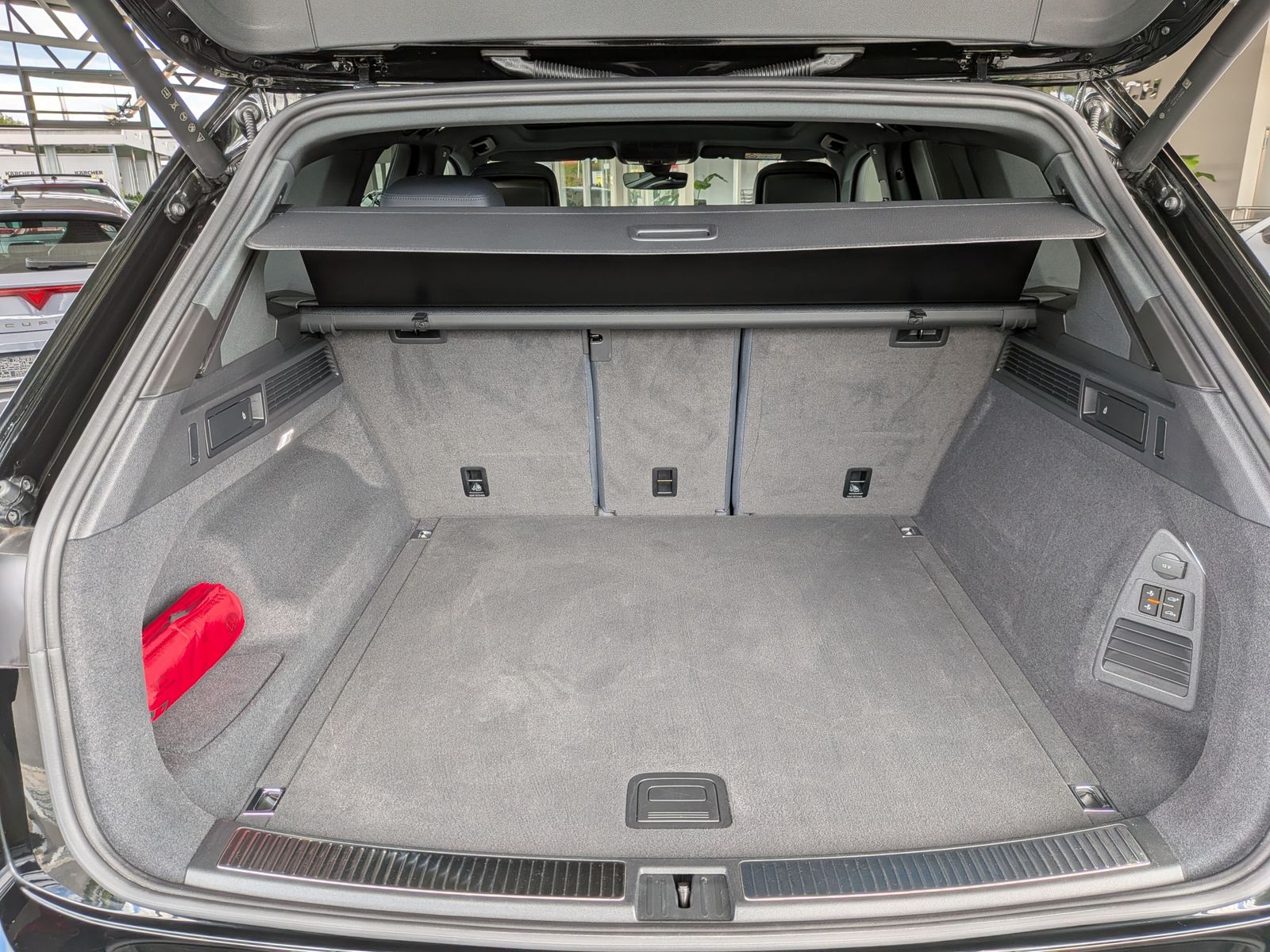 Fahrzeugabbildung Volkswagen Touareg 3.0TDI 4M R-Line VOLL Black 22" UPE 114T