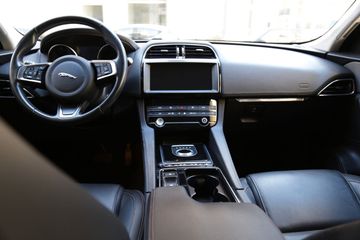 Jaguar F-Pace - 11