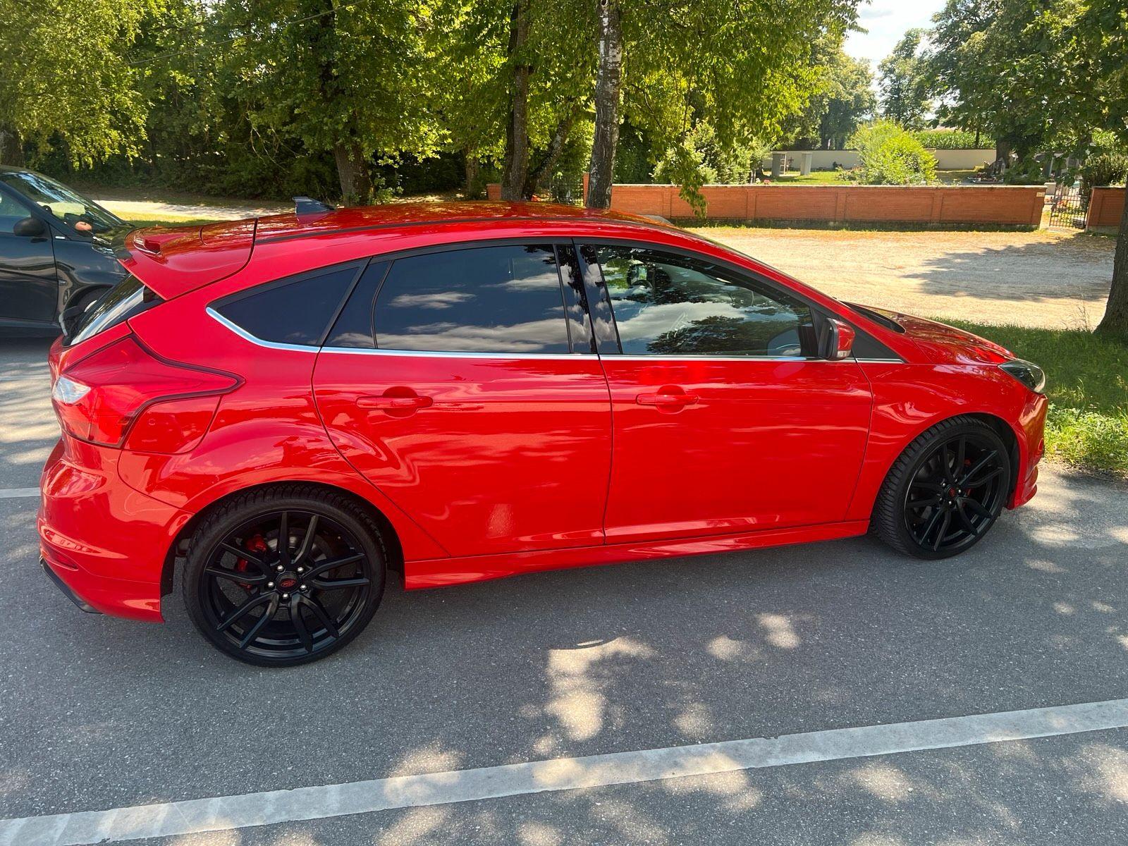 Ford Focus 2013 — вигляд ззаду