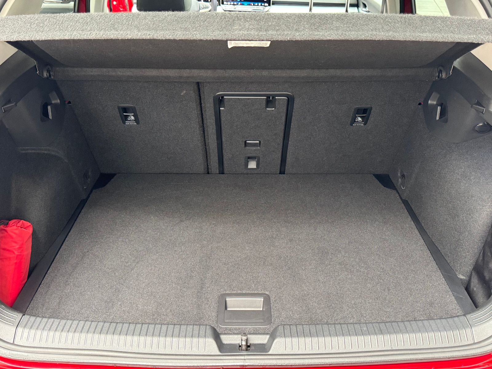 Fahrzeugabbildung Volkswagen Golf VIII Lim. 1.5 TSI +LED+SHZ+NAVI+CARPLAY+GJR