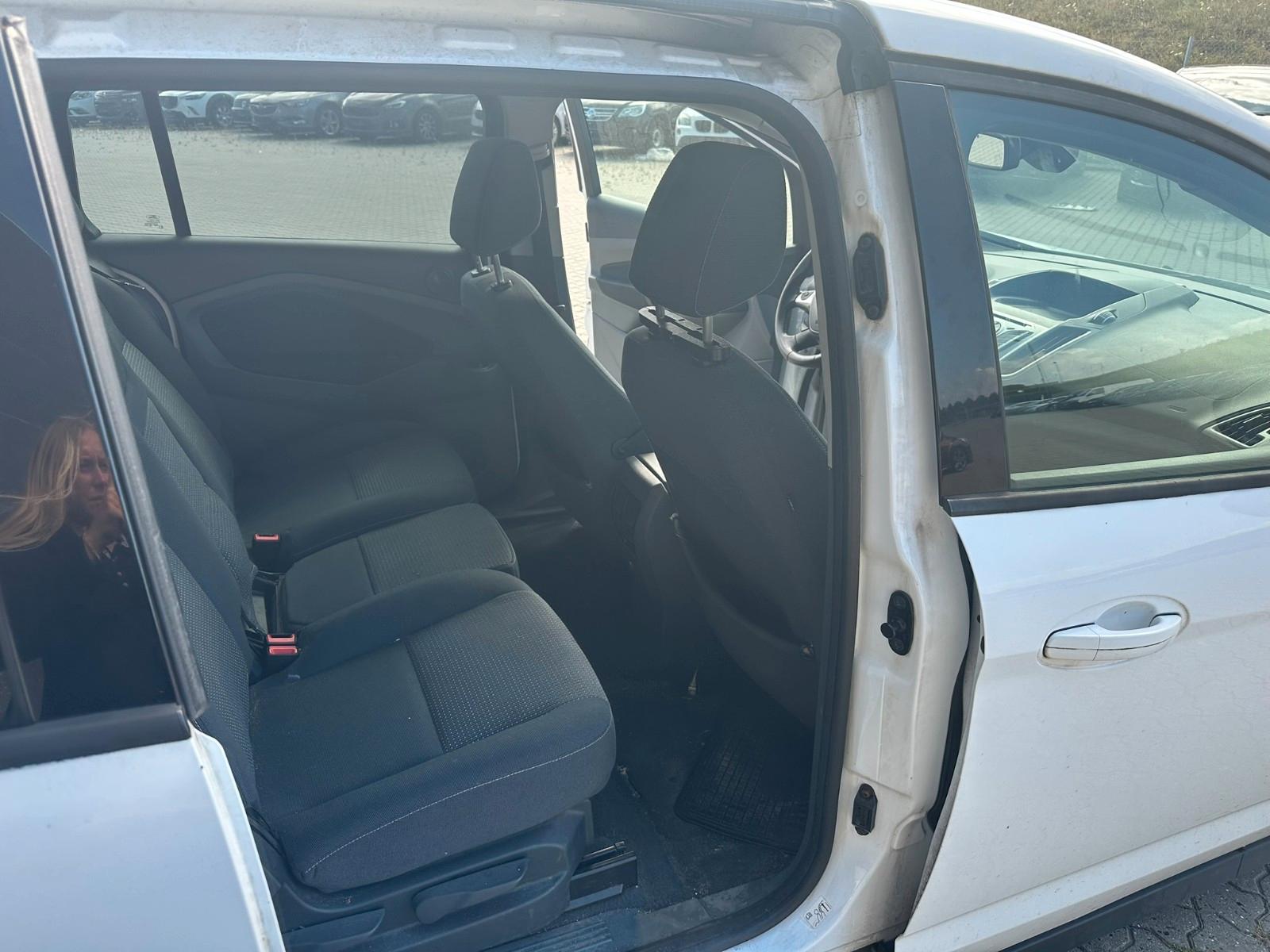 Ford Grand C-MAX 2011 — photo 13