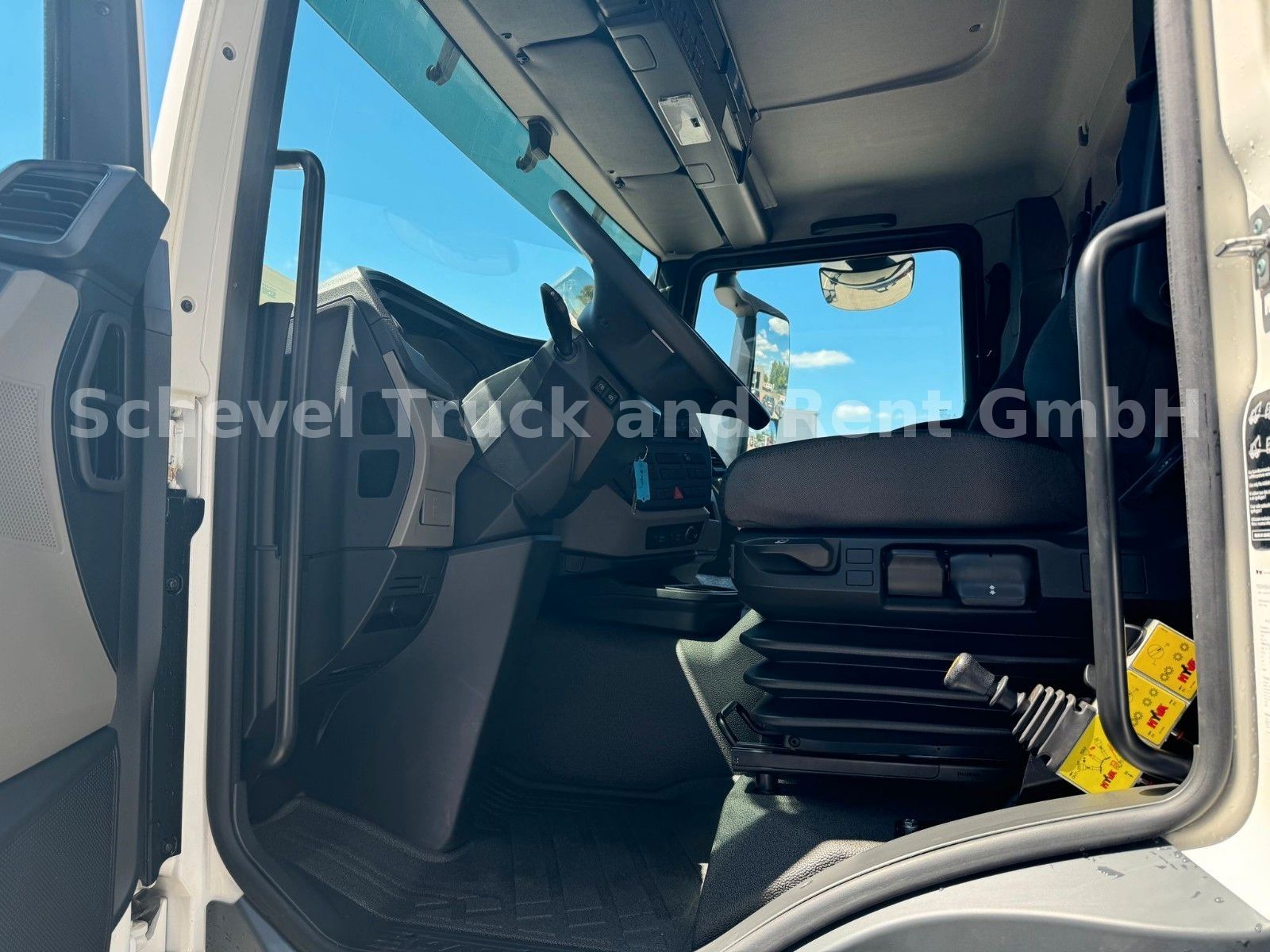 Fahrzeugabbildung MAN TGM 18.320 Dreiseitenkipper mit HMF 1320 K3 /4x2