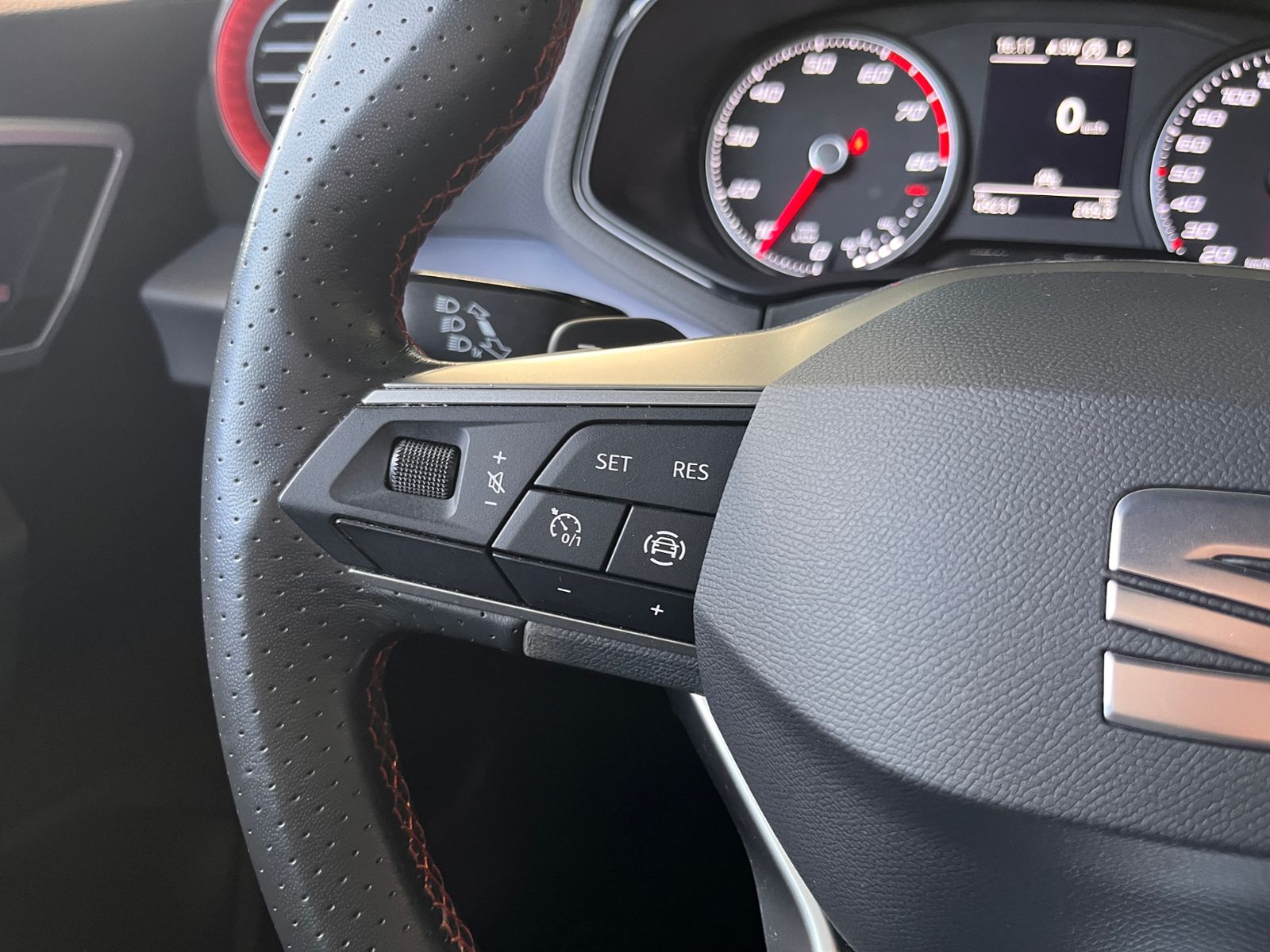 Fahrzeugabbildung SEAT ARONA 1.5 TSI DSG FR KLIMA LED NAV SHZ 17"