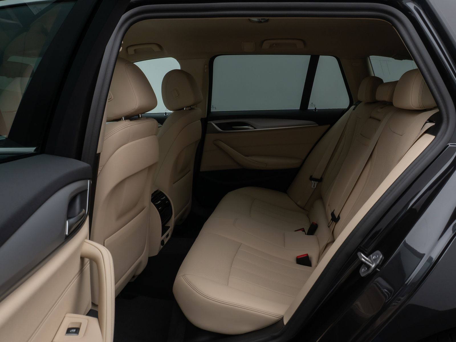 Fahrzeugabbildung BMW 520d Kamera HUD DAB CockPitPro Sitzhzg Alarm LED