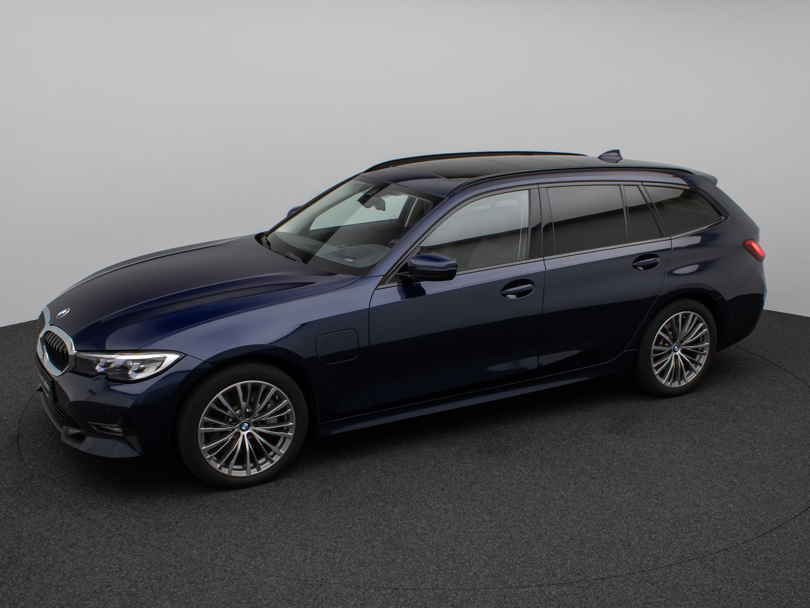 Fahrzeugabbildung BMW 330e Sport Line Panorama HUD DAB HiFi PDC Alarm