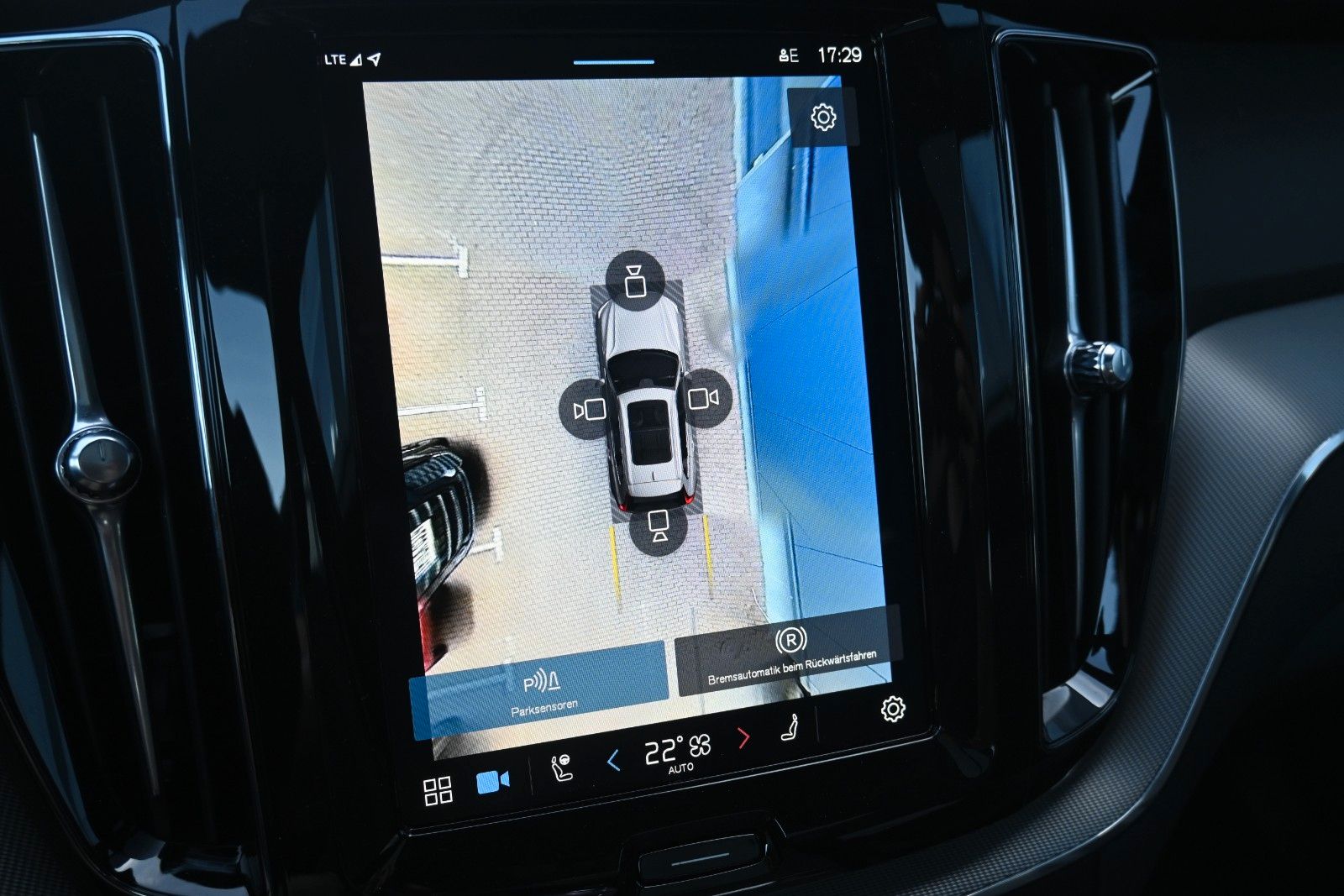 Fahrzeugabbildung Volvo XC60 B5 AWD Plus Dark*PANO*H&K*LUFT*LED*360°