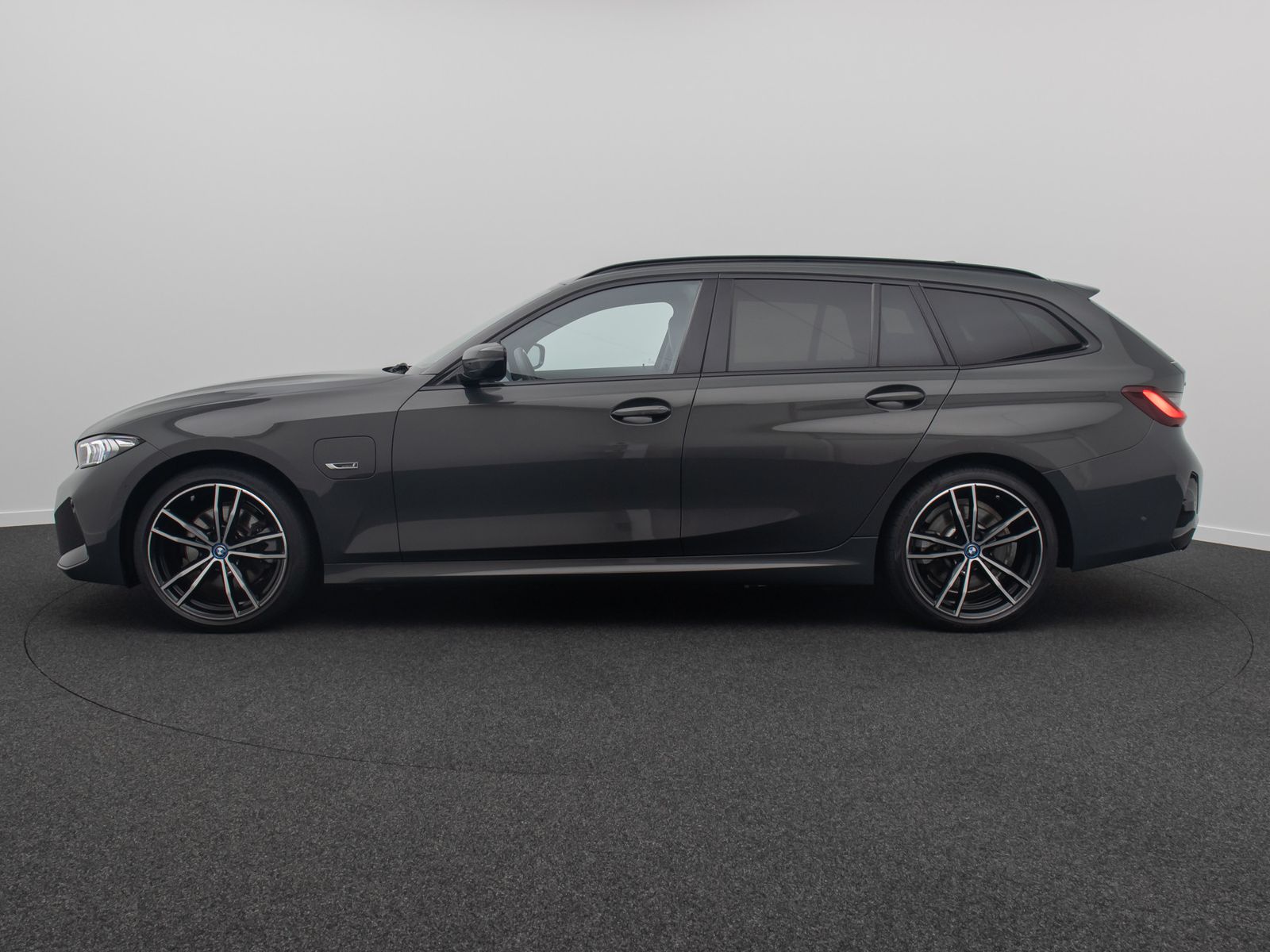 Fahrzeugabbildung BMW 330e xD MSport Kamera HUD DAB AHK Komfort 19Zoll