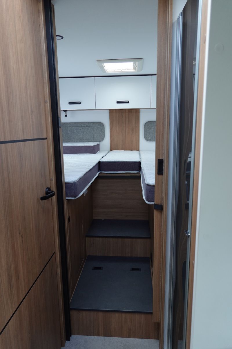 Fahrzeugabbildung Challenger 337 Graphite Edition m. Hubbett M27