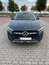 Mercedes-Benz GLA 180  - blaue Mercedes-Benz GLA 180