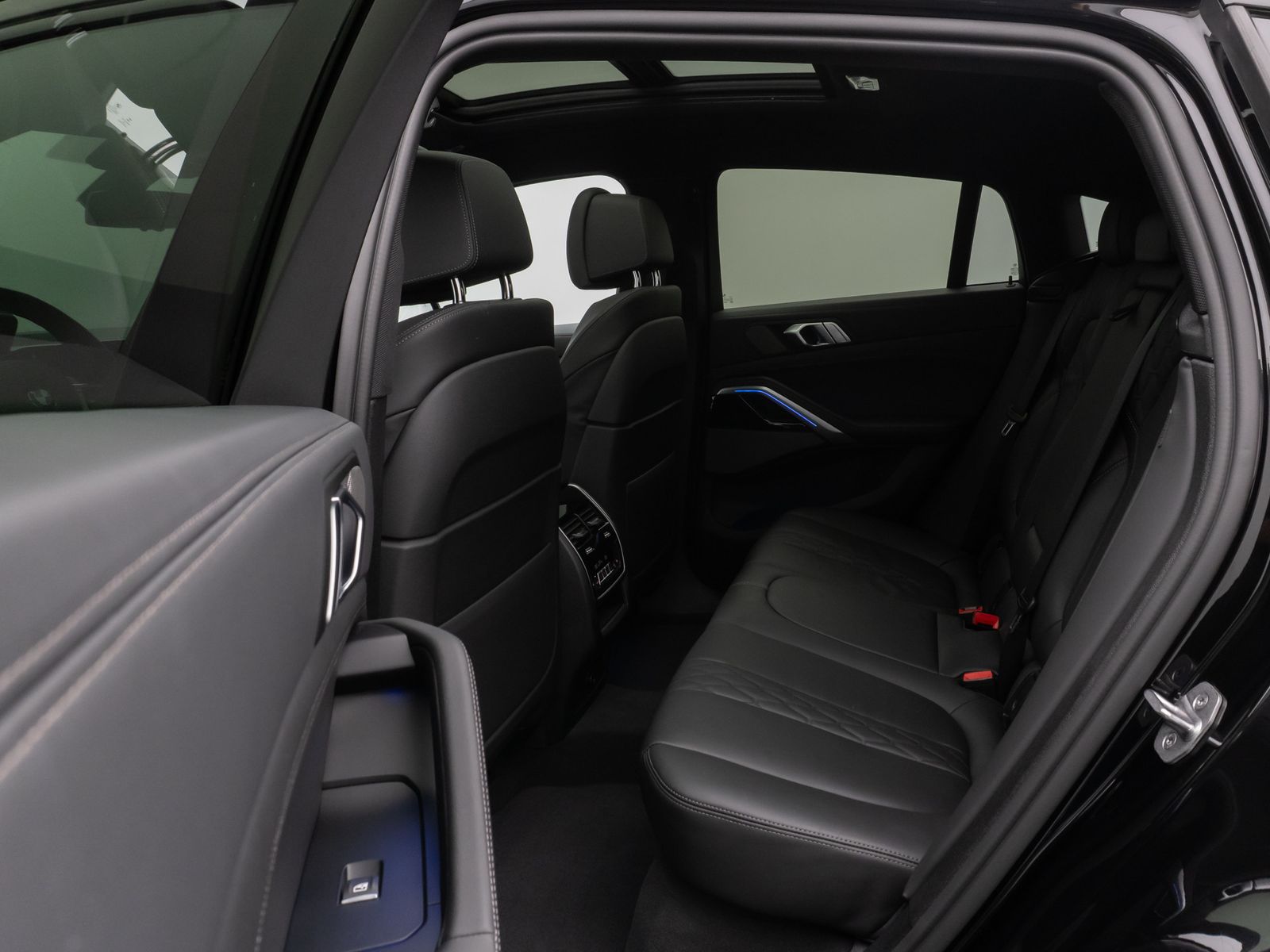 Fahrzeugabbildung BMW X6 xD40d M Sport Panorama 360°Laser HUD DAB H/K