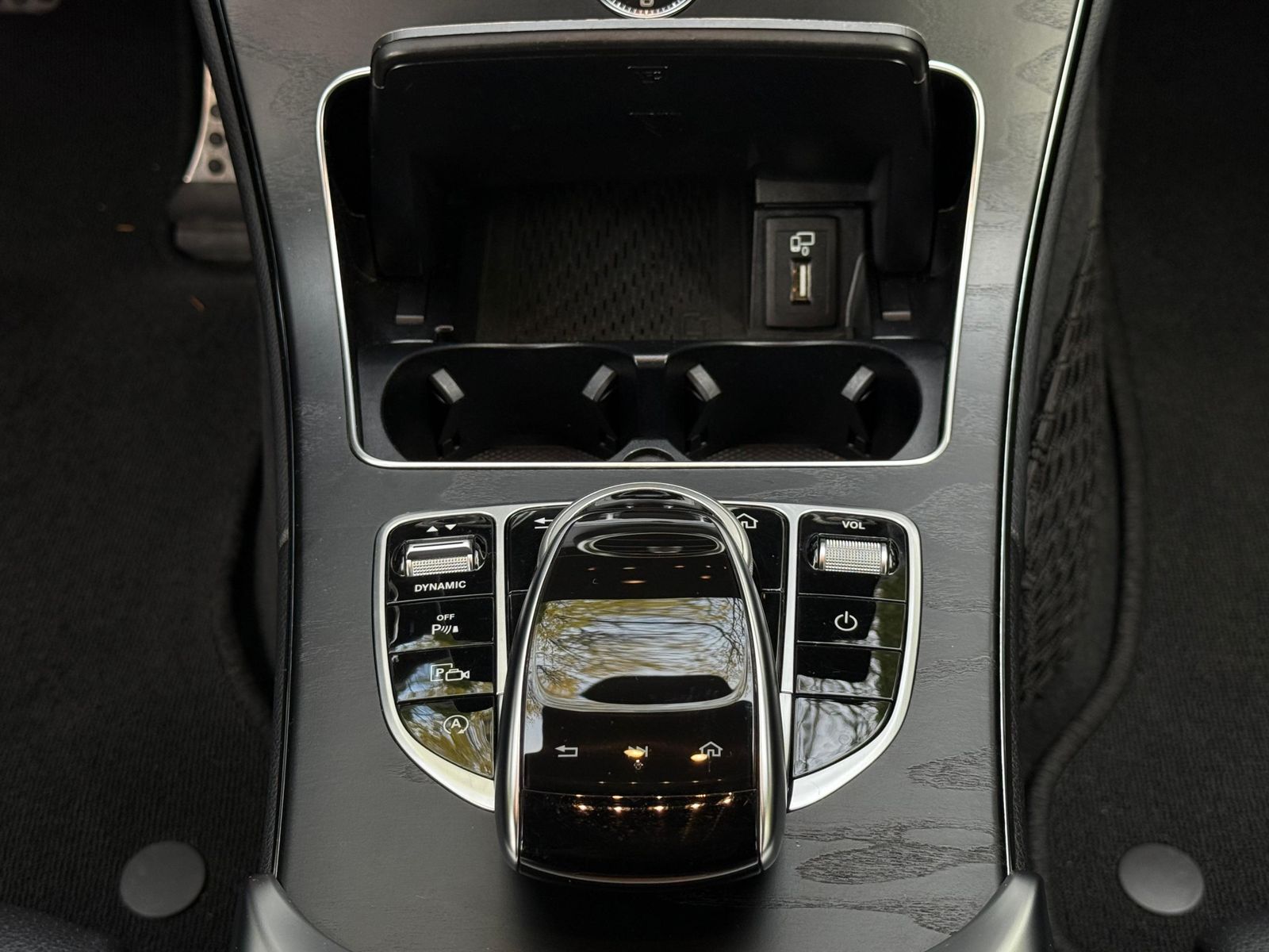 Fahrzeugabbildung Mercedes-Benz C 300 d 4M AMG-Line MULTIB+NIGHT+NAV+KAM+VIRTUAL