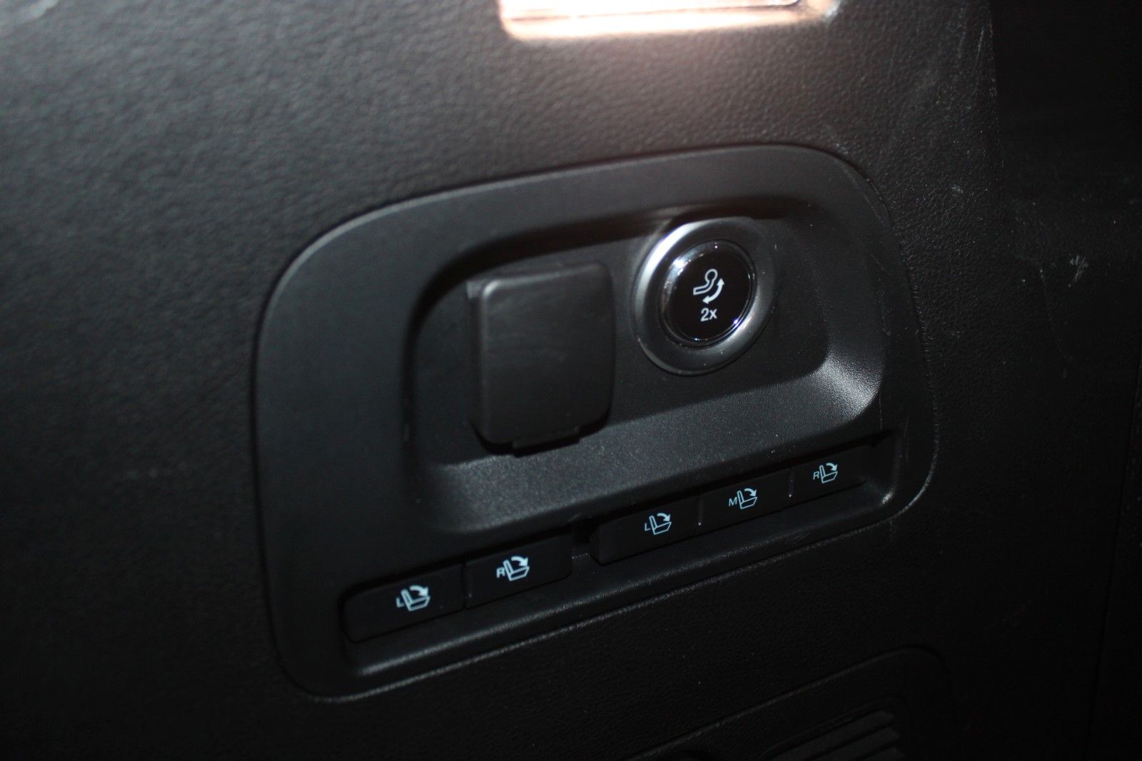 Fahrzeugabbildung Ford S-Max Titanium Automatik 7-Sitze AHK ACC CAM LED