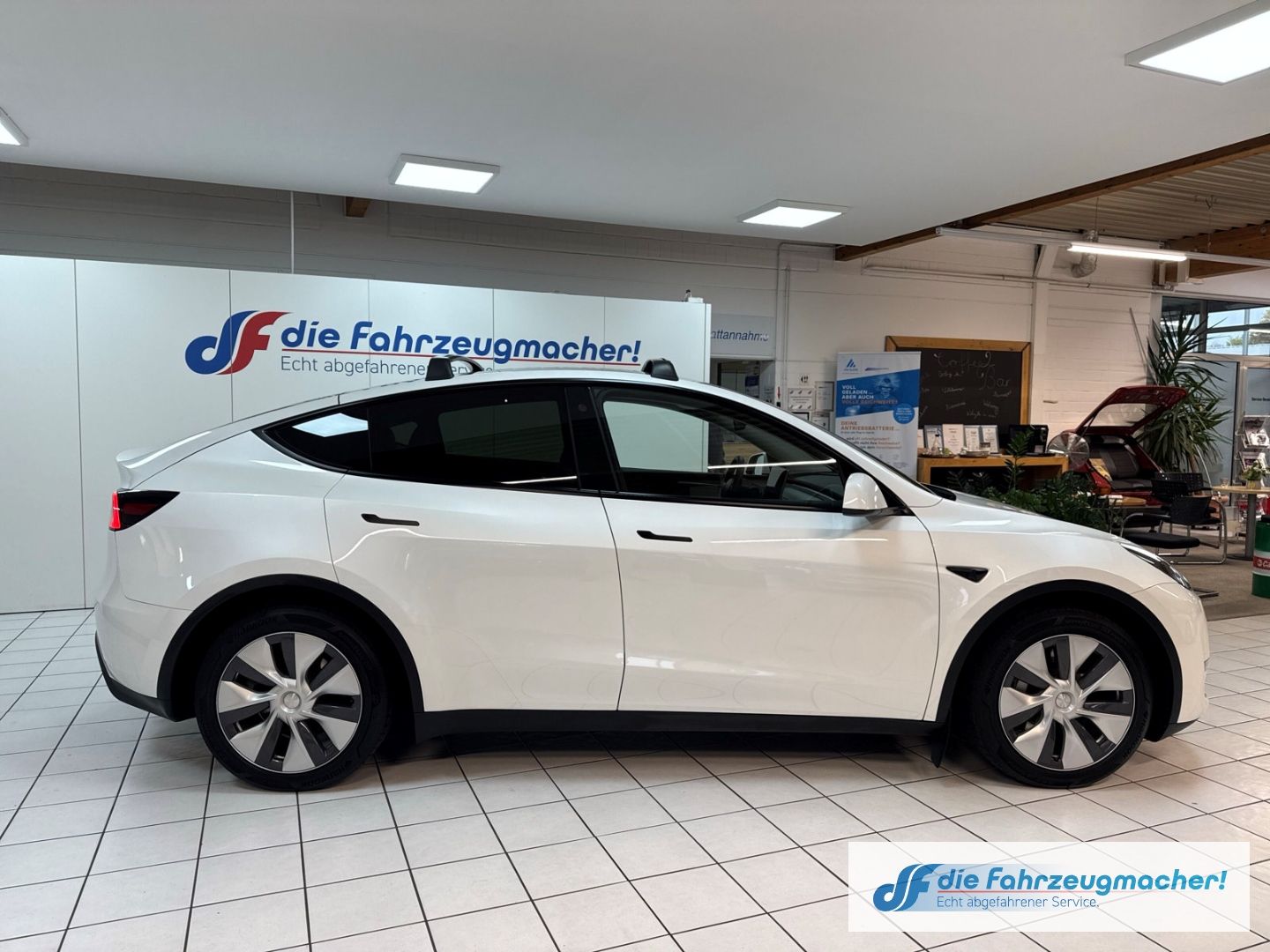 Fahrzeugabbildung Tesla Model Y Long Range Dual AWD Panorama Navi Sounds