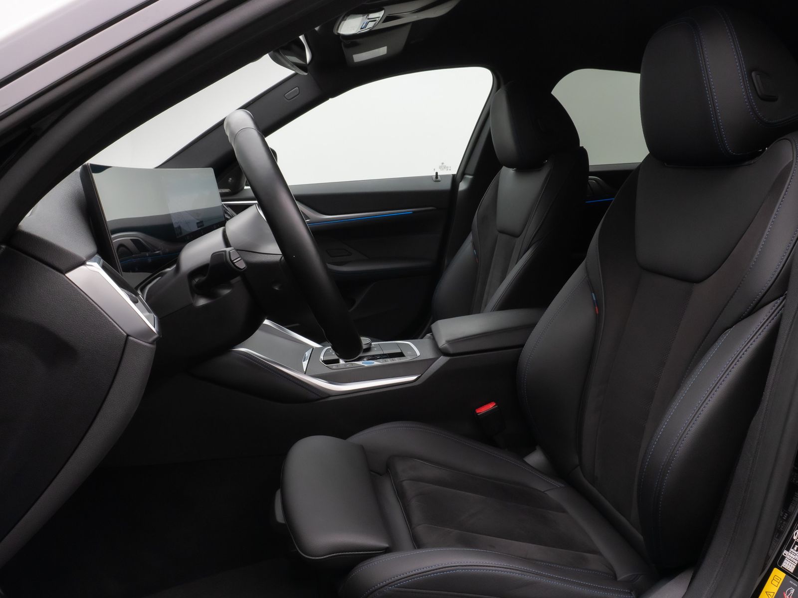 Fahrzeugabbildung BMW i4 eD40 M Sport Kamera DAB H/K Komfort 18Zoll