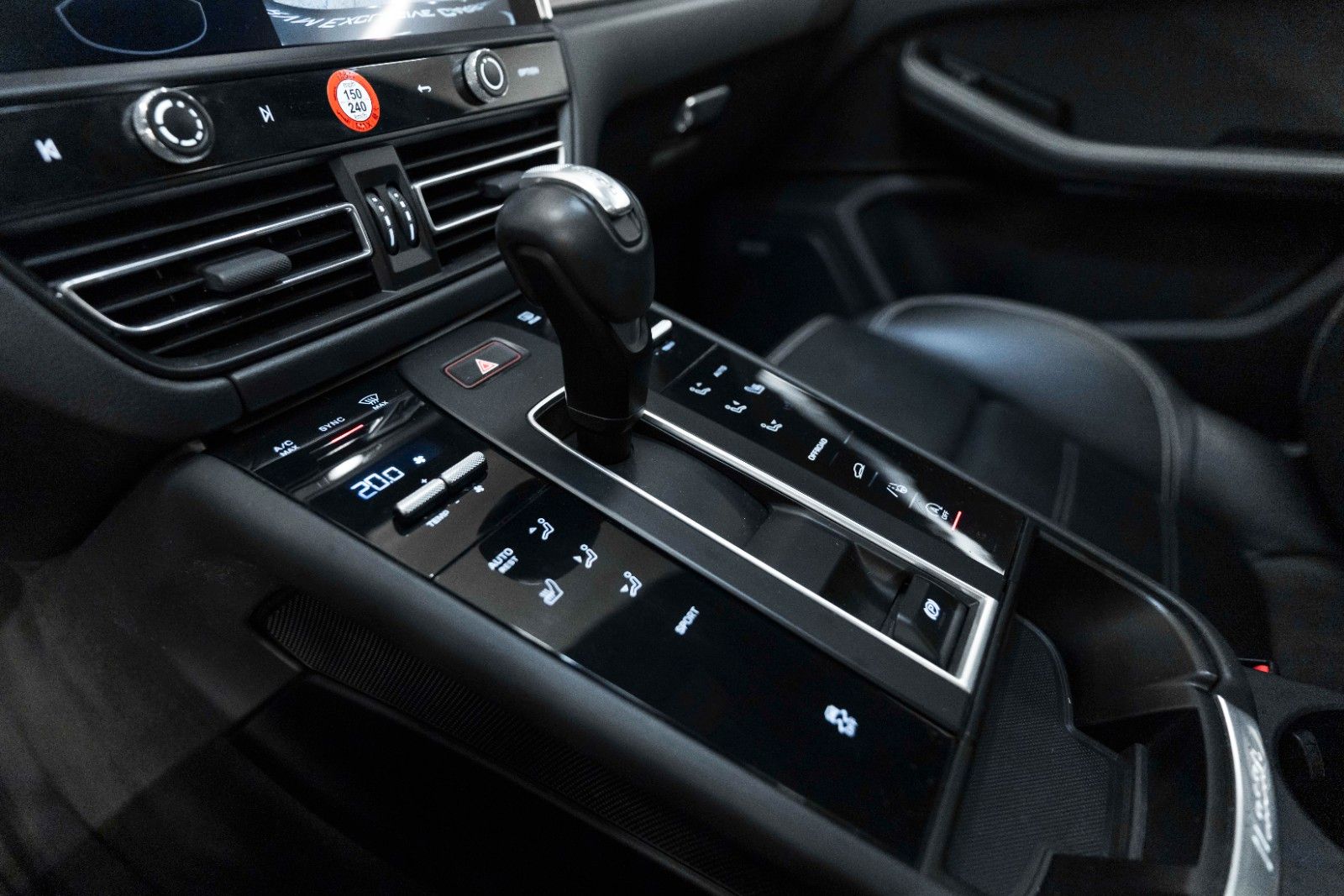 Fahrzeugabbildung Porsche Macan 2.0L ACC BOSE PANO PDLS KAM LED CARPLAY