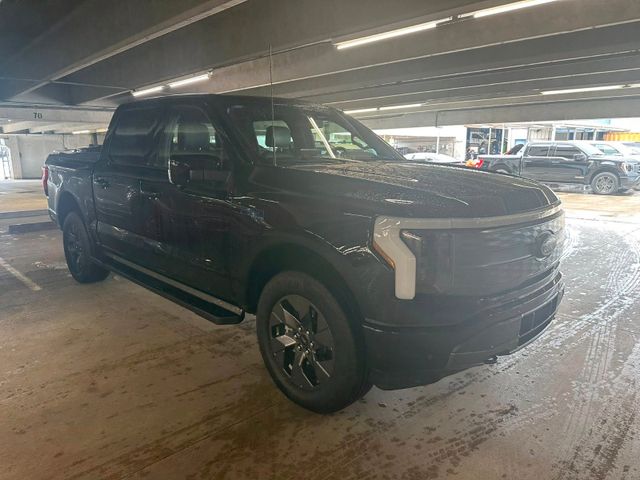 Ford F150 Lightning Lariat grosse Batterie im Vorlauf