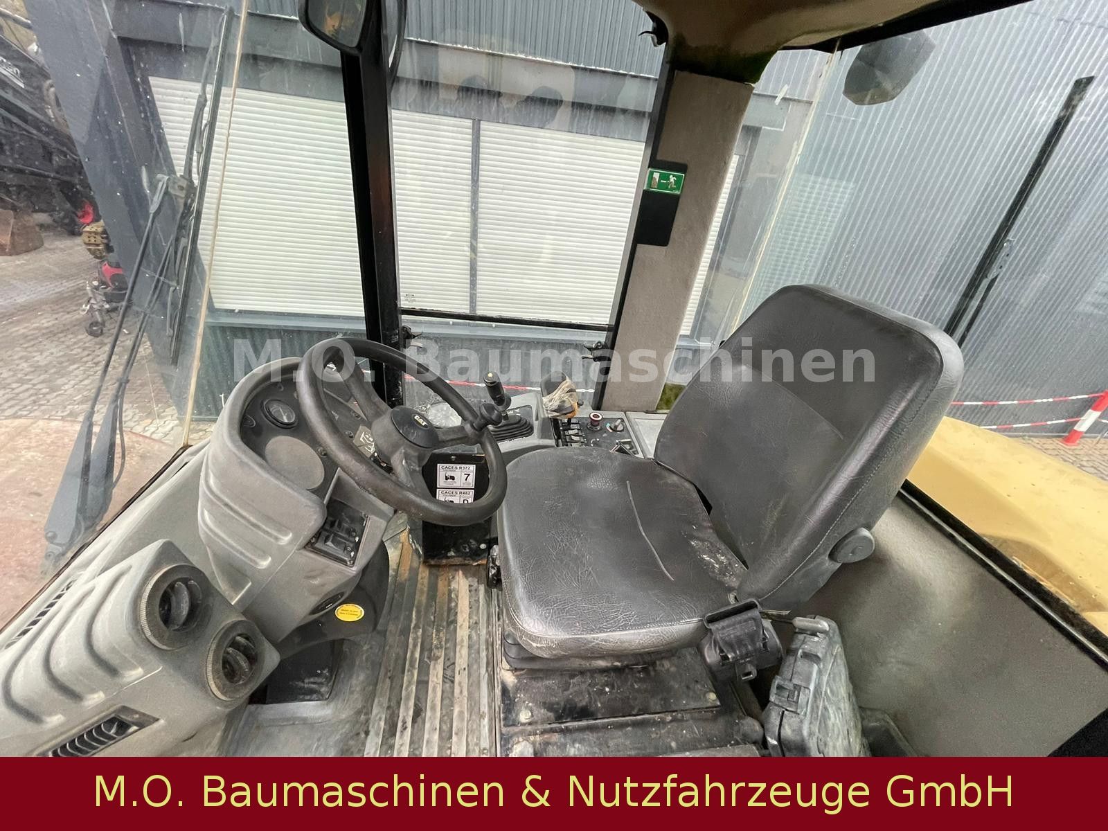 Fahrzeugabbildung CAT CS 573 E /