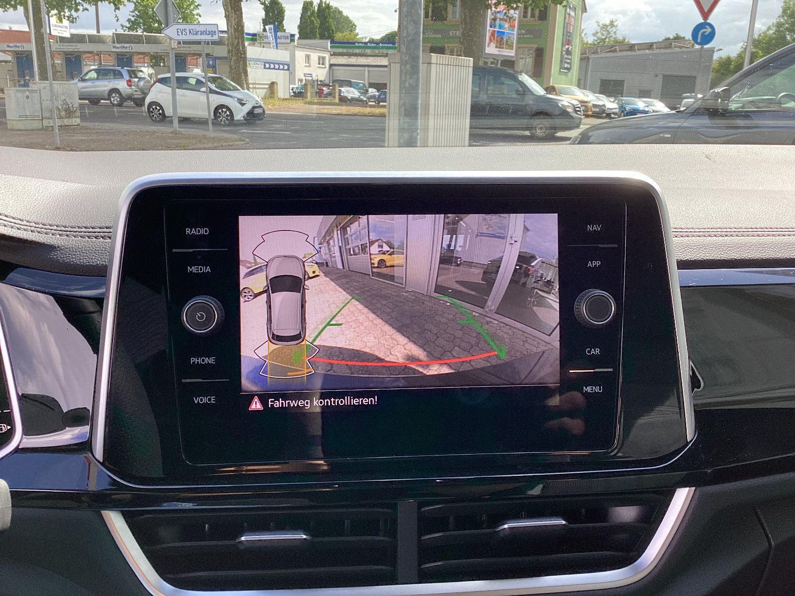 Fahrzeugabbildung Volkswagen T-Roc R-Line 1.5 TSI DSG Pano Kam LED