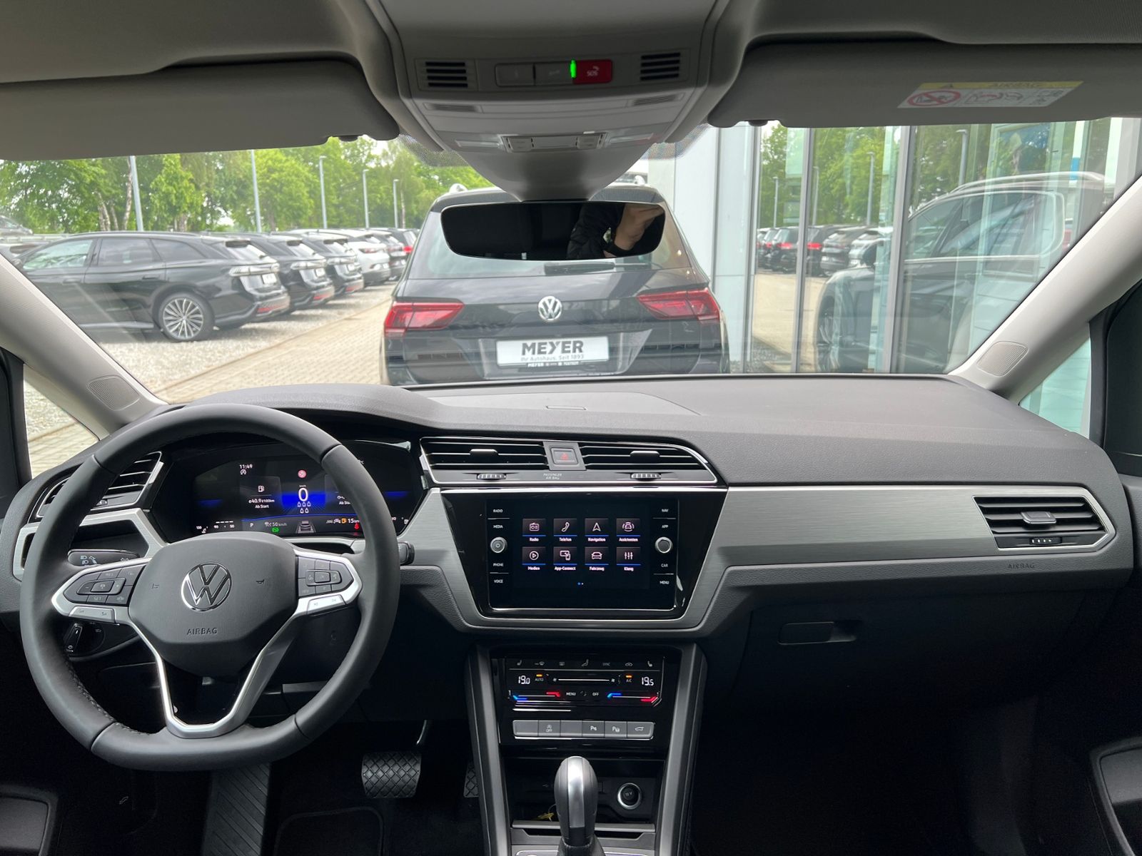 Fahrzeugabbildung Volkswagen Touran Comfortline 1.5 TSI DSG *LED, AHK, 7-Sitz