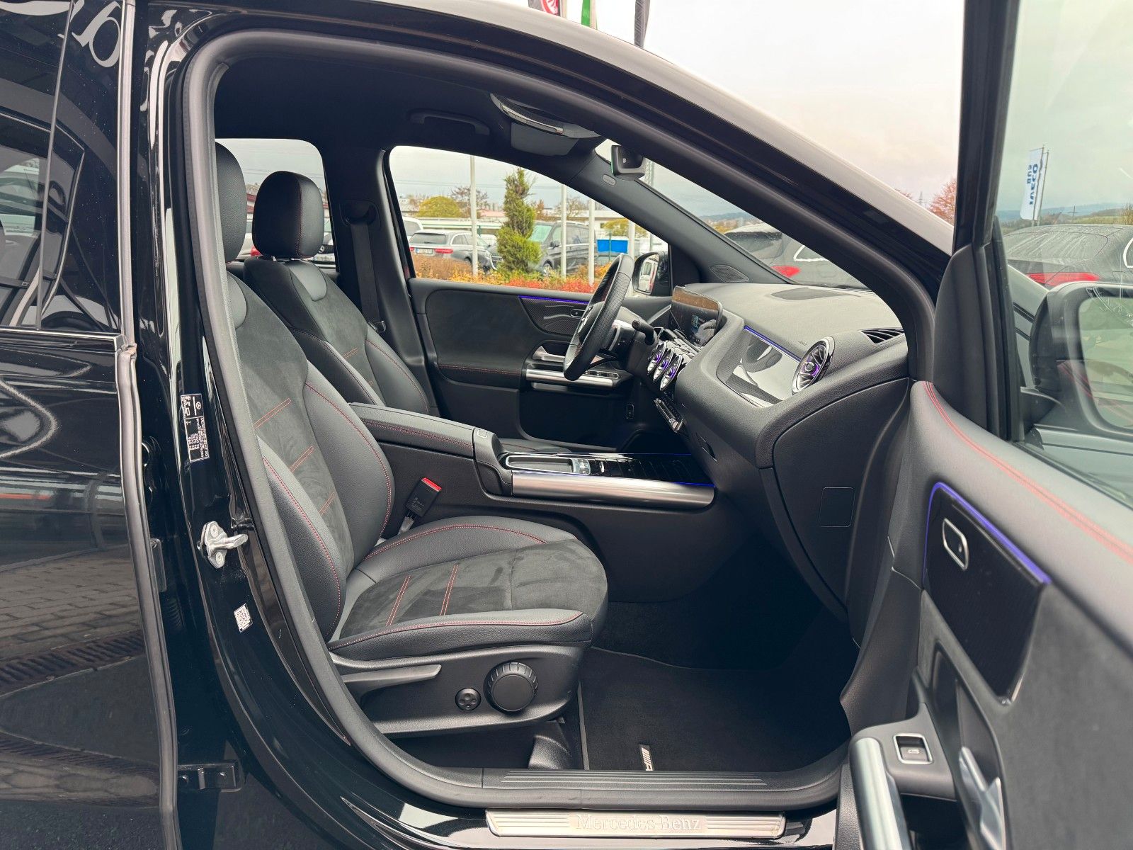 Fahrzeugabbildung Mercedes-Benz B 200 AMG+AHK+Ambiente+RFK+MBUX+Night