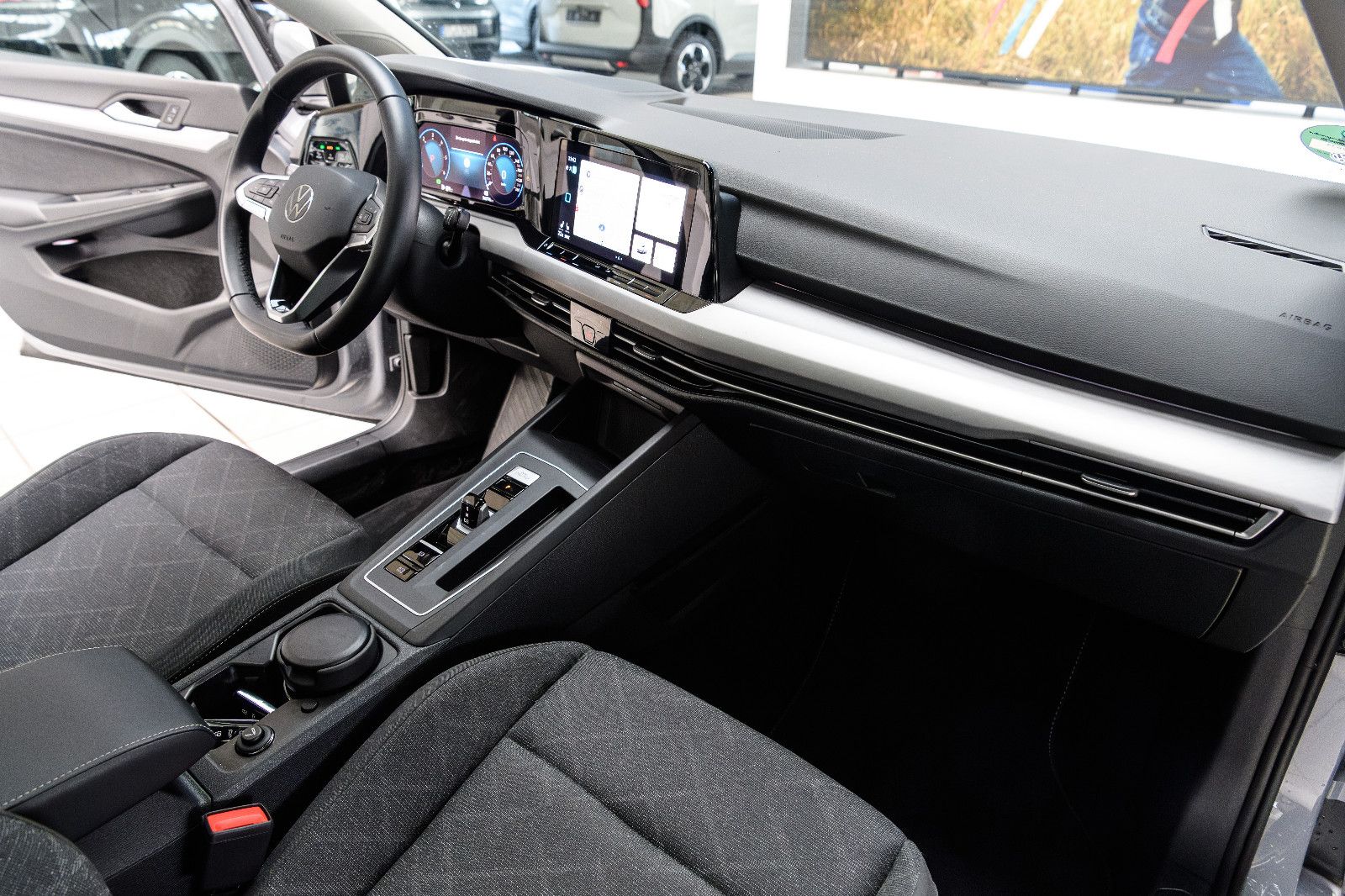 Fahrzeugabbildung Volkswagen Golf VIII Life +STHZ+LED+SHZ+NAVI+PANO+HEADUP