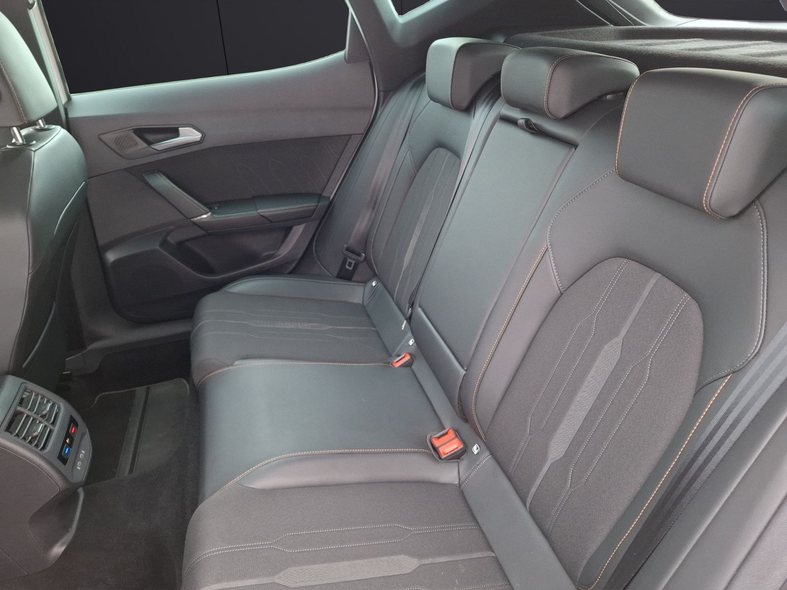 Fahrzeugabbildung CUPRA Formentor TSI DSG 4Drive LED Navi Pano AID ACC R