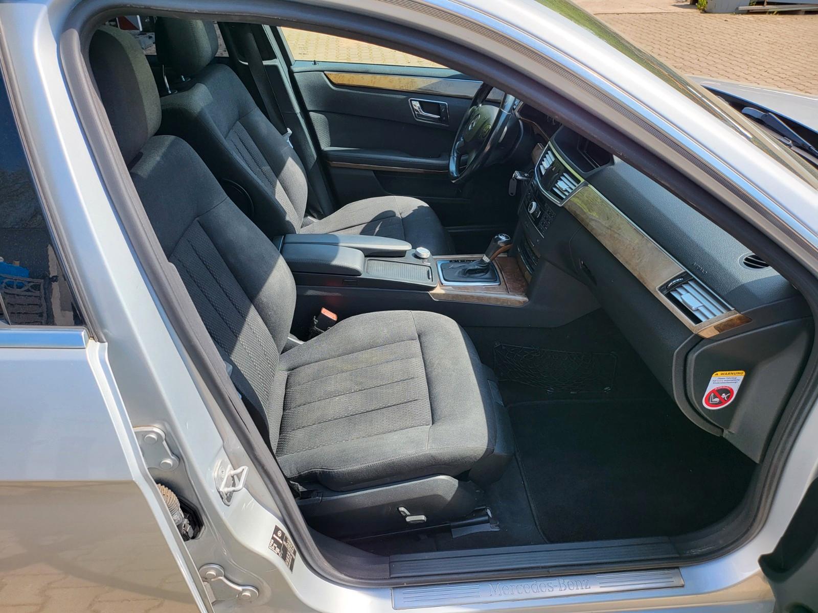 Mercedes-Benz E220 2011 — photo 21