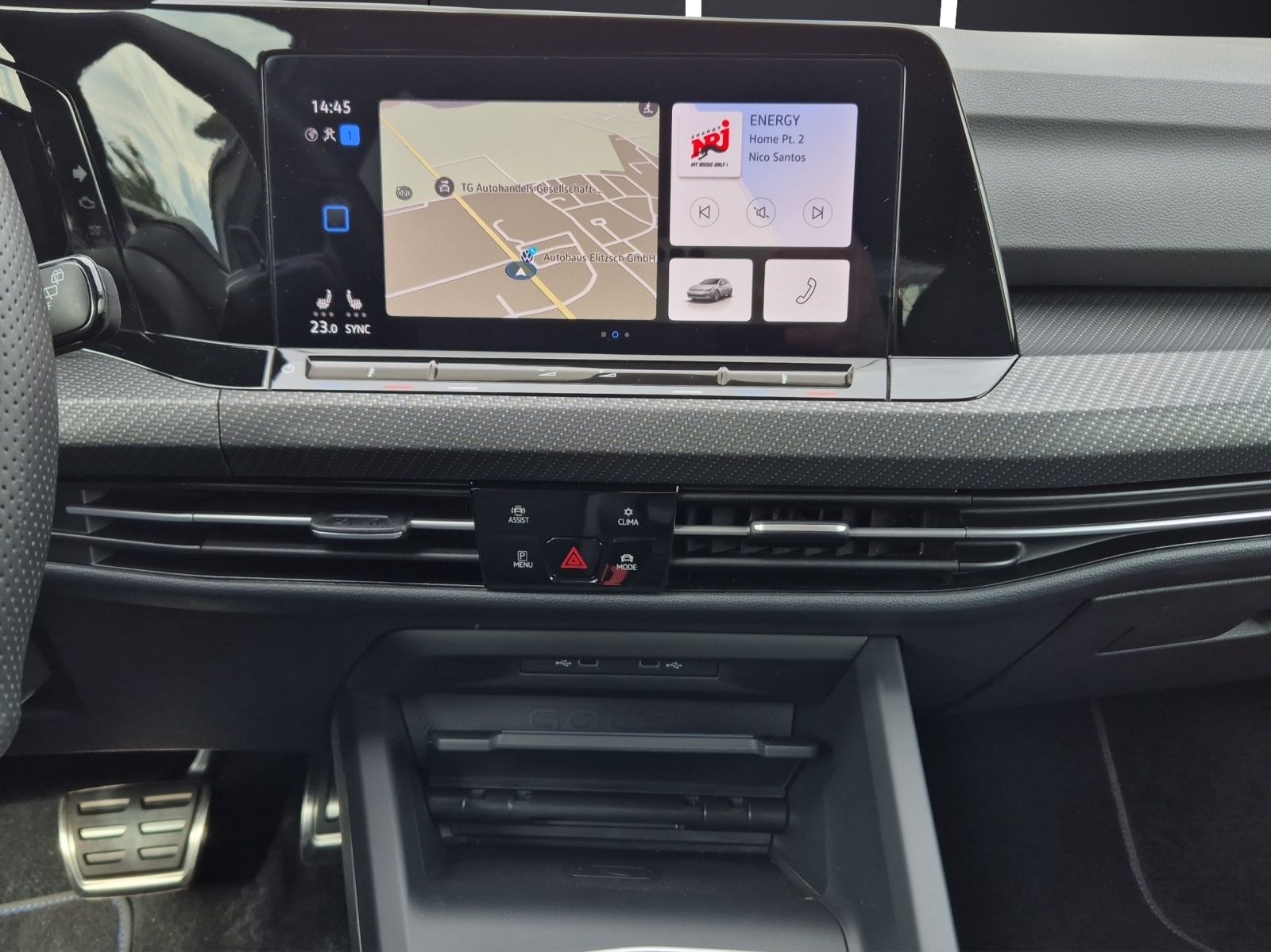 Fahrzeugabbildung Volkswagen Golf VIII R DSG 4M LEDplus Navi AID Pano Akra AC