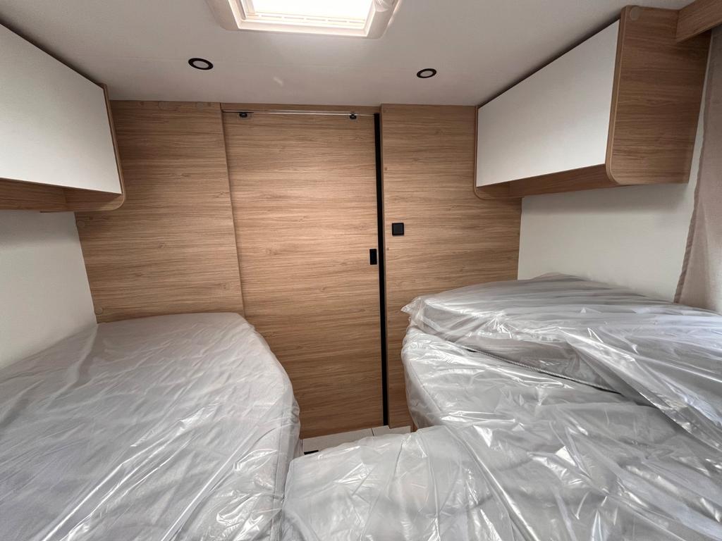 Challenger 317 Ultimate Solar Markise mit Hubbett – Foto 14 von 27