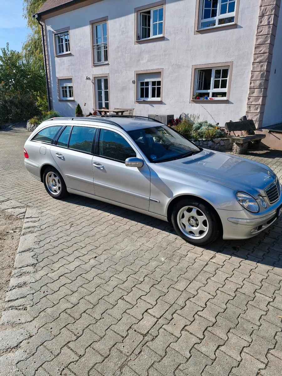 Mercedes-Benz E220 2004 — rear view