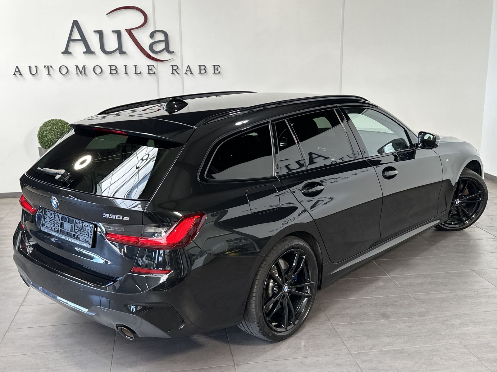 Fahrzeugabbildung BMW 330e Touring M-Sport NAV+LED+HUD+HIFI+19ZOLL+1HD