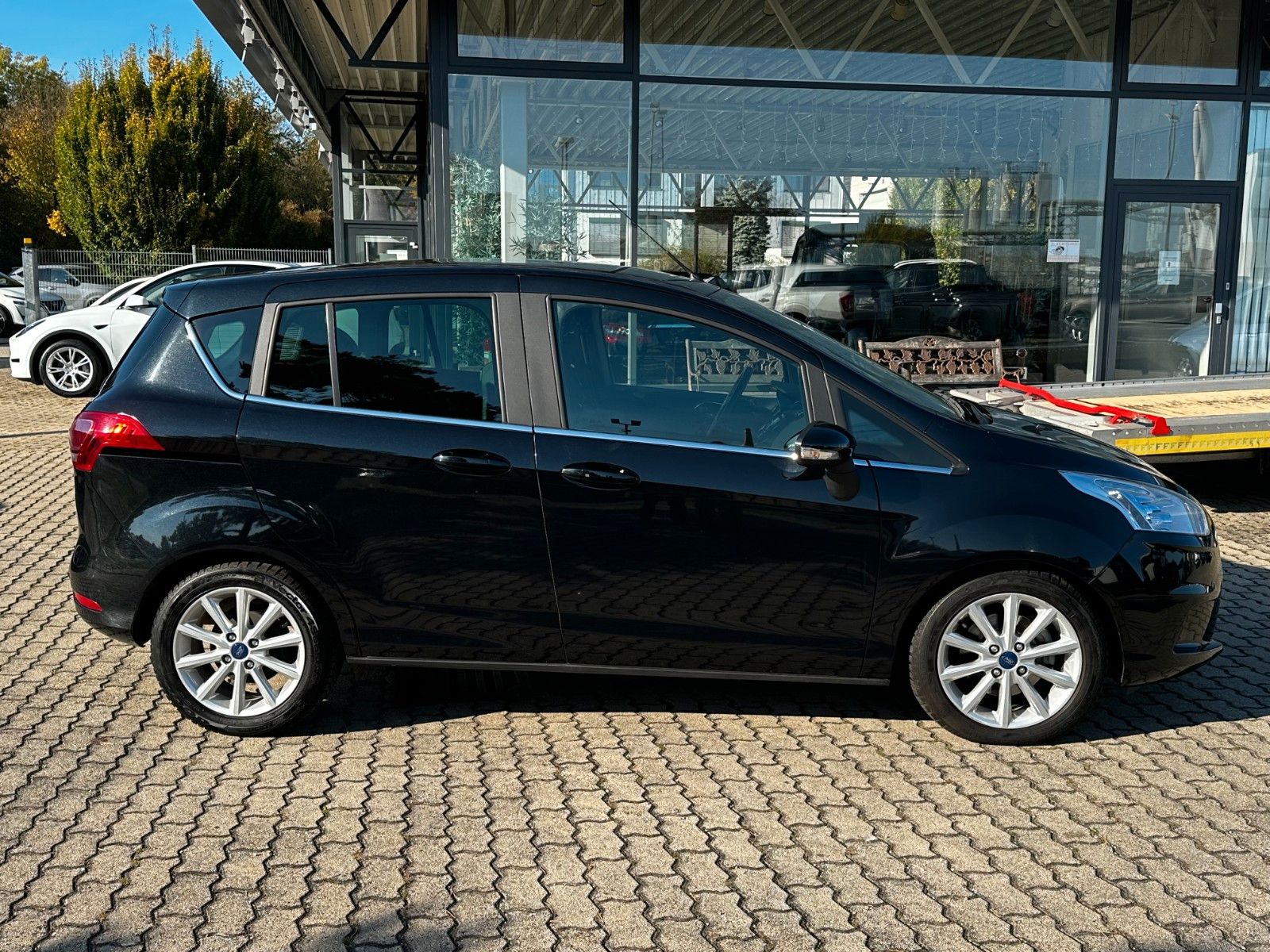 Fahrzeugabbildung Ford B-Max KD Neu Top Zustand Allw.Reifen TÜV Neu